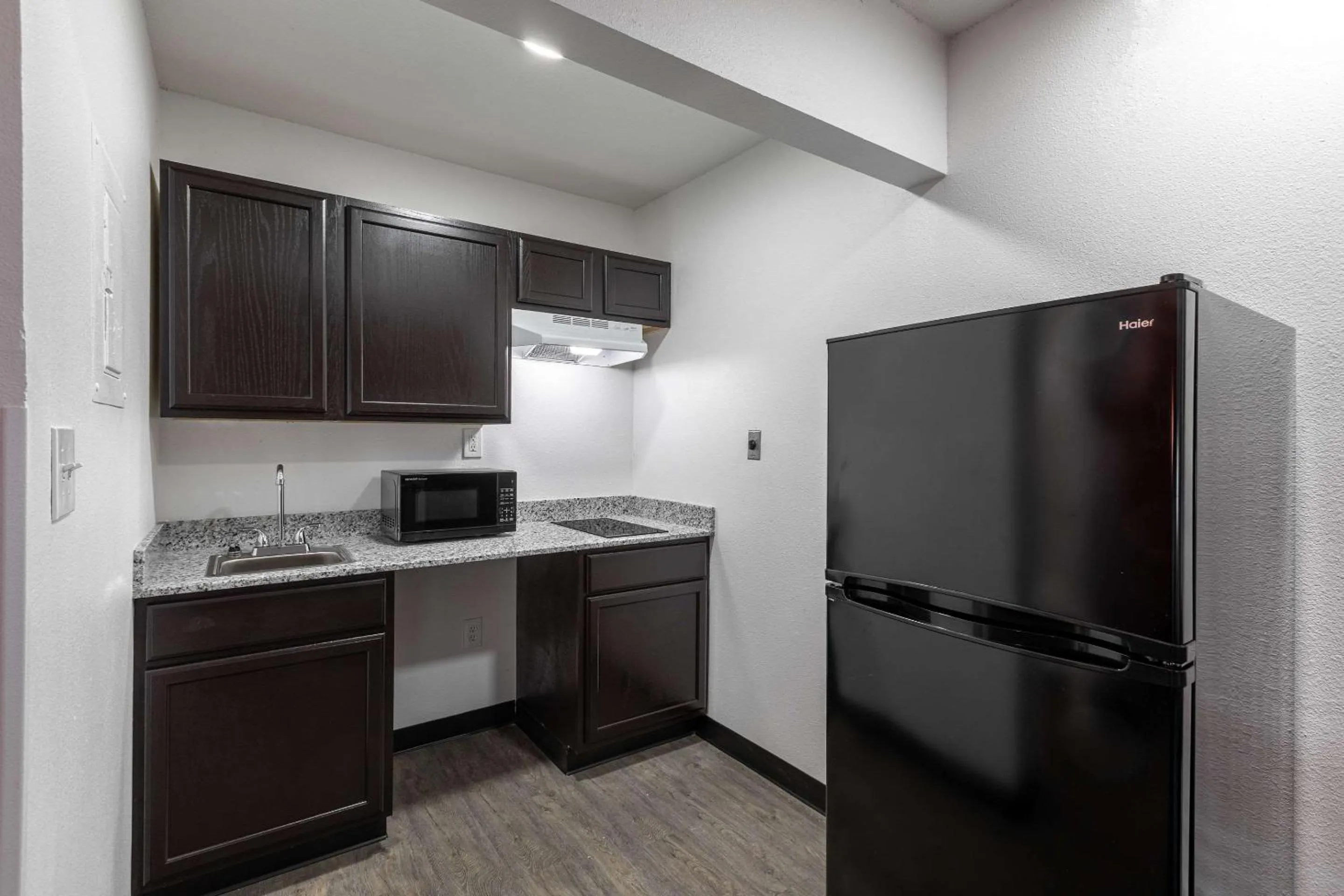 Kitchen or kitchenette in Suburban Studios Spartanburg - I-26