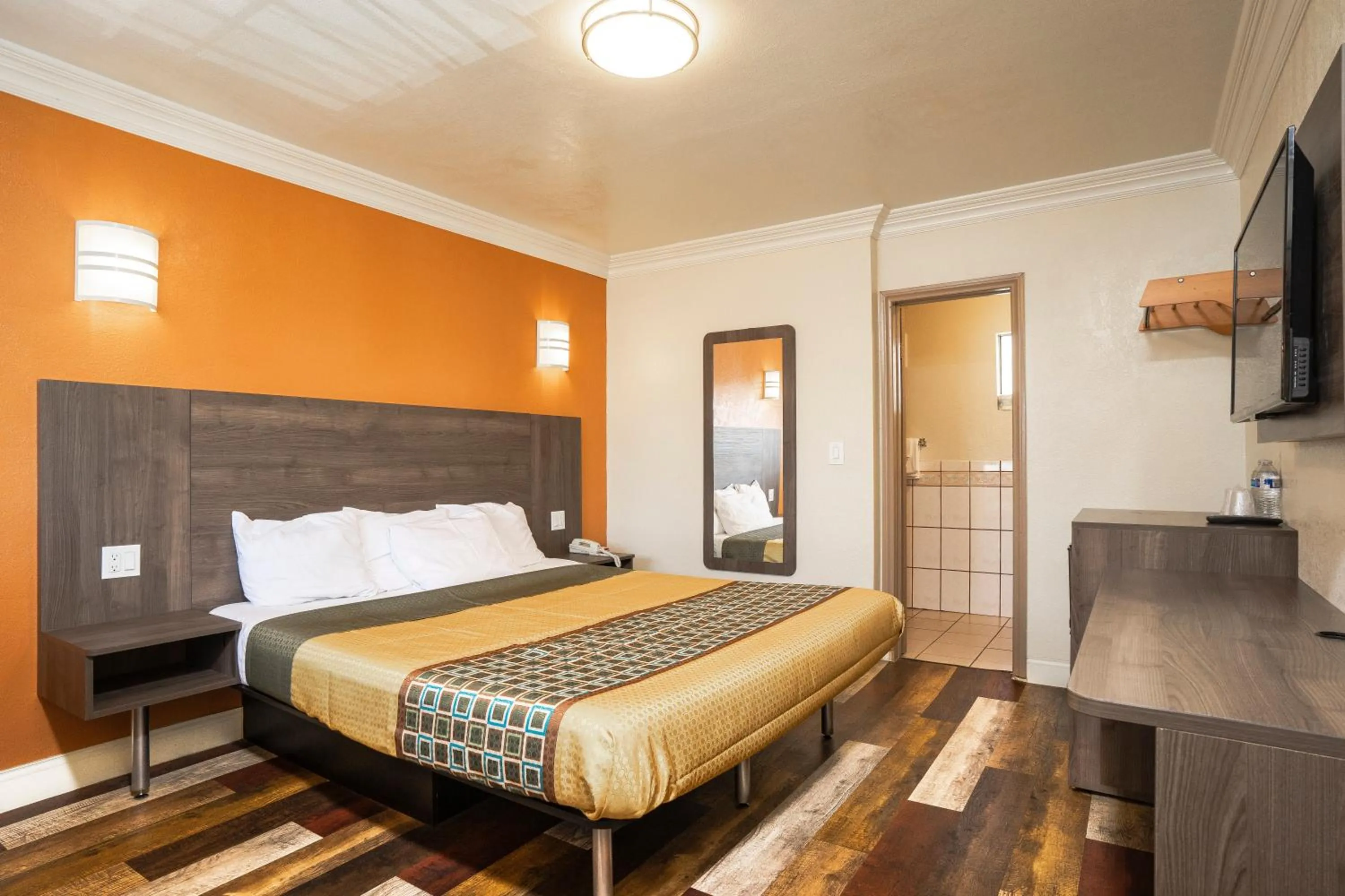 Photo of the whole room, Bed in Economy Inn Hollywood