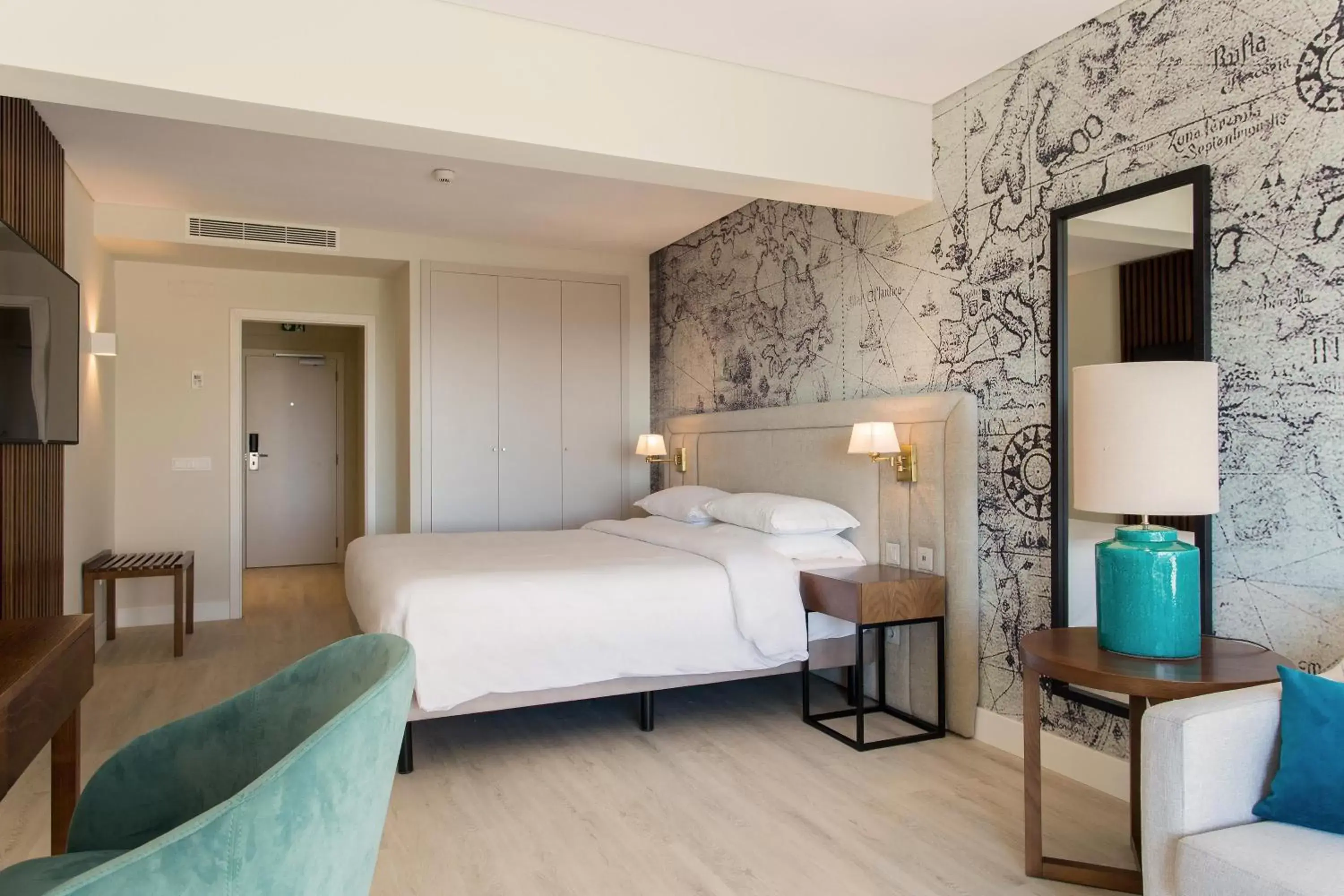 Photo of the whole room, Bed in Four Points by Sheraton Sesimbra