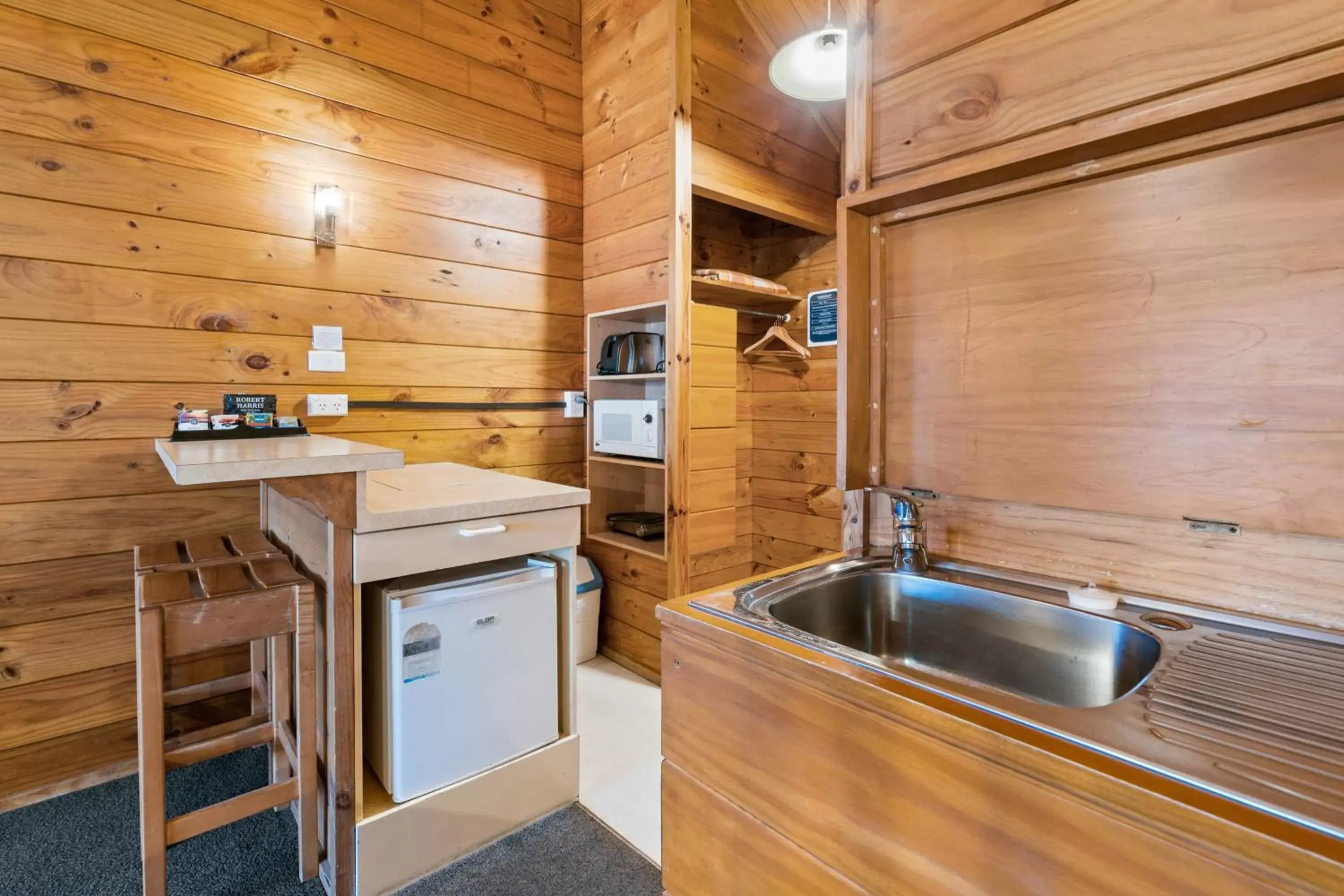 Kitchen/Kitchenette in Aspiring Lodge Motel