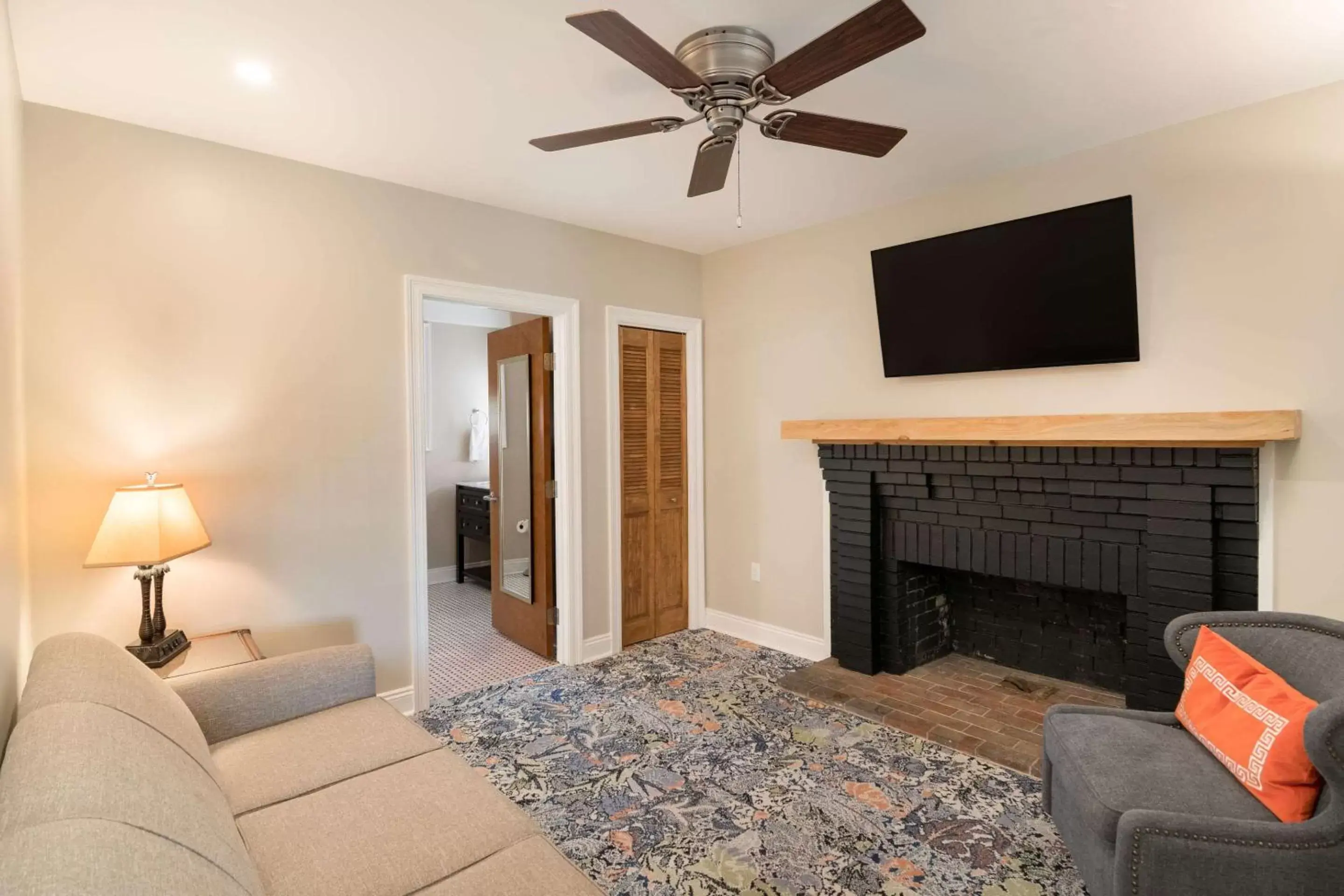 Photo of the whole room, TV/Entertainment Center in The Port Inn and Cottages, Ascend Hotel Collection