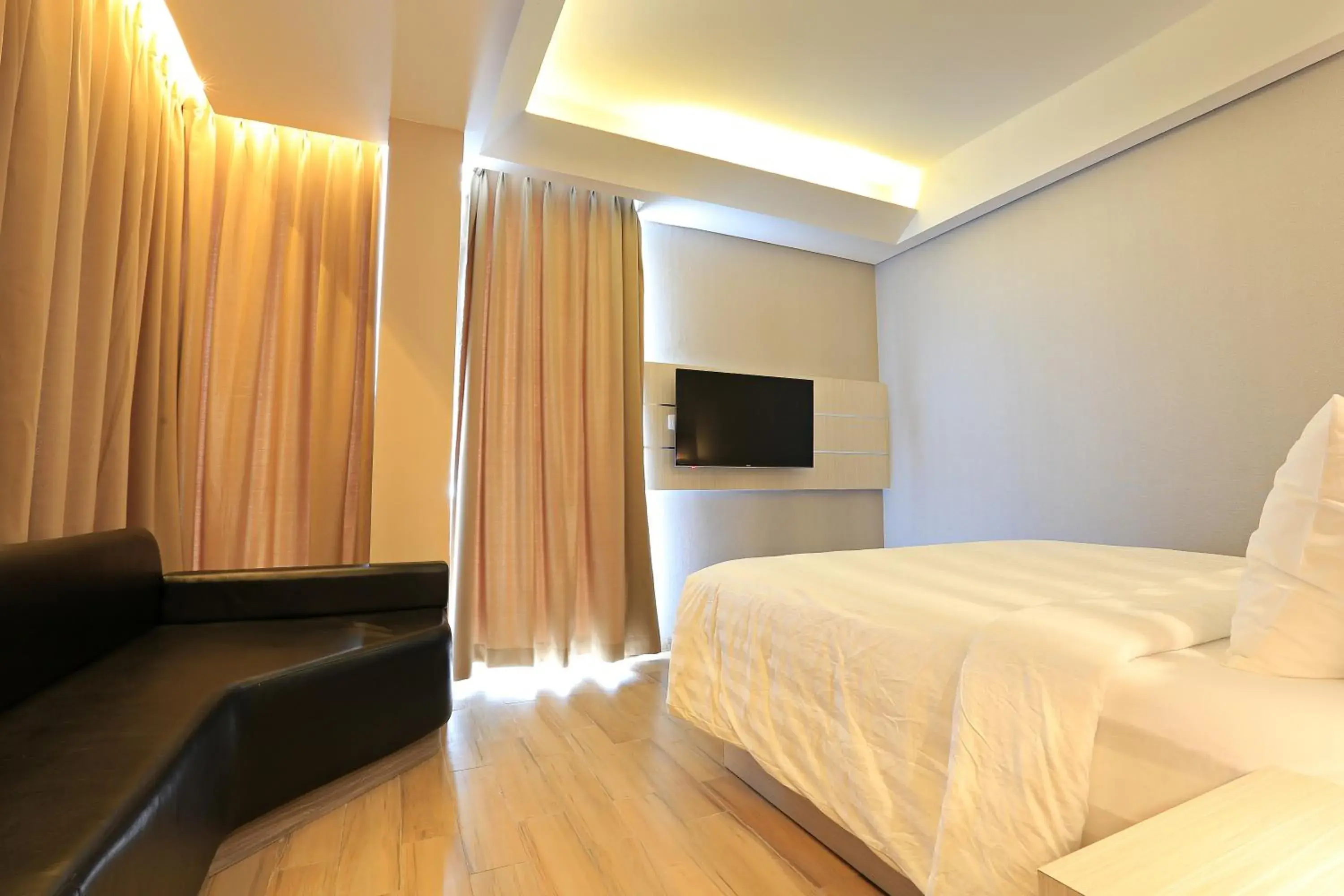 Bedroom, Bed in Luminor Hotel Jambi Kebun Jeruk By WH