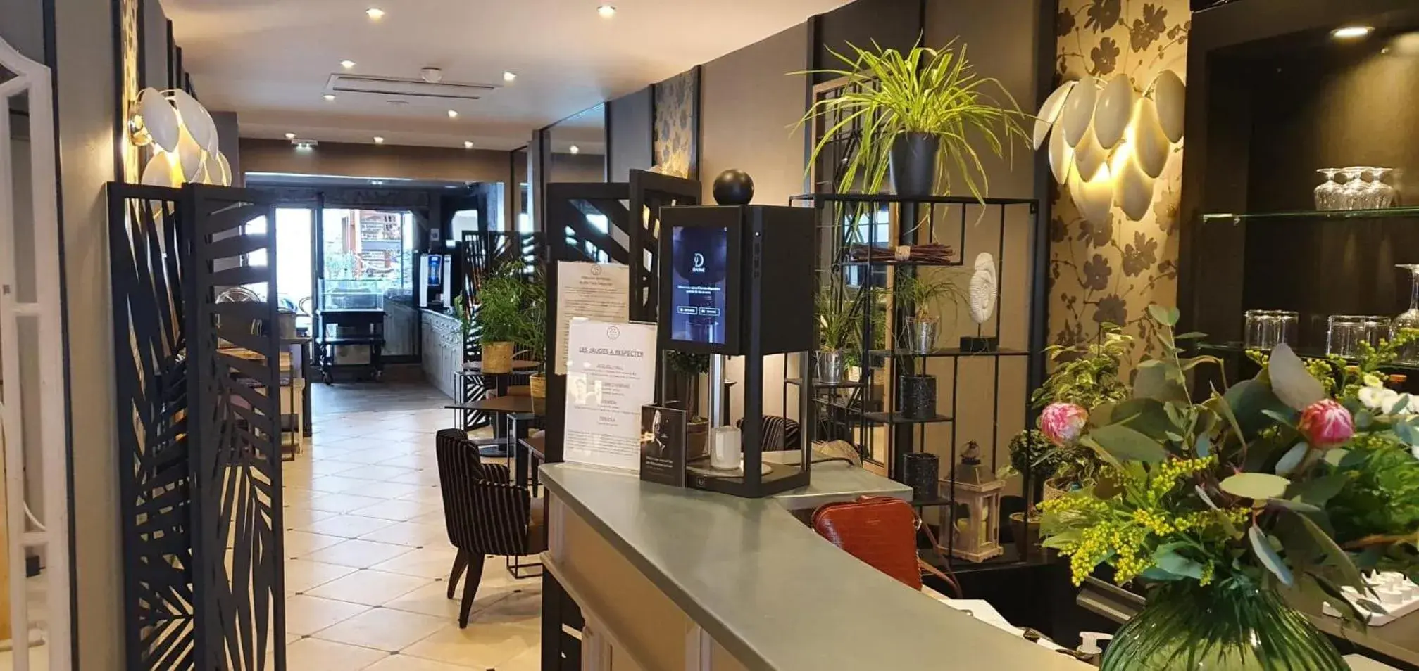 Lounge or bar, Lobby/Reception in Le Trophée By M Hôtel Spa