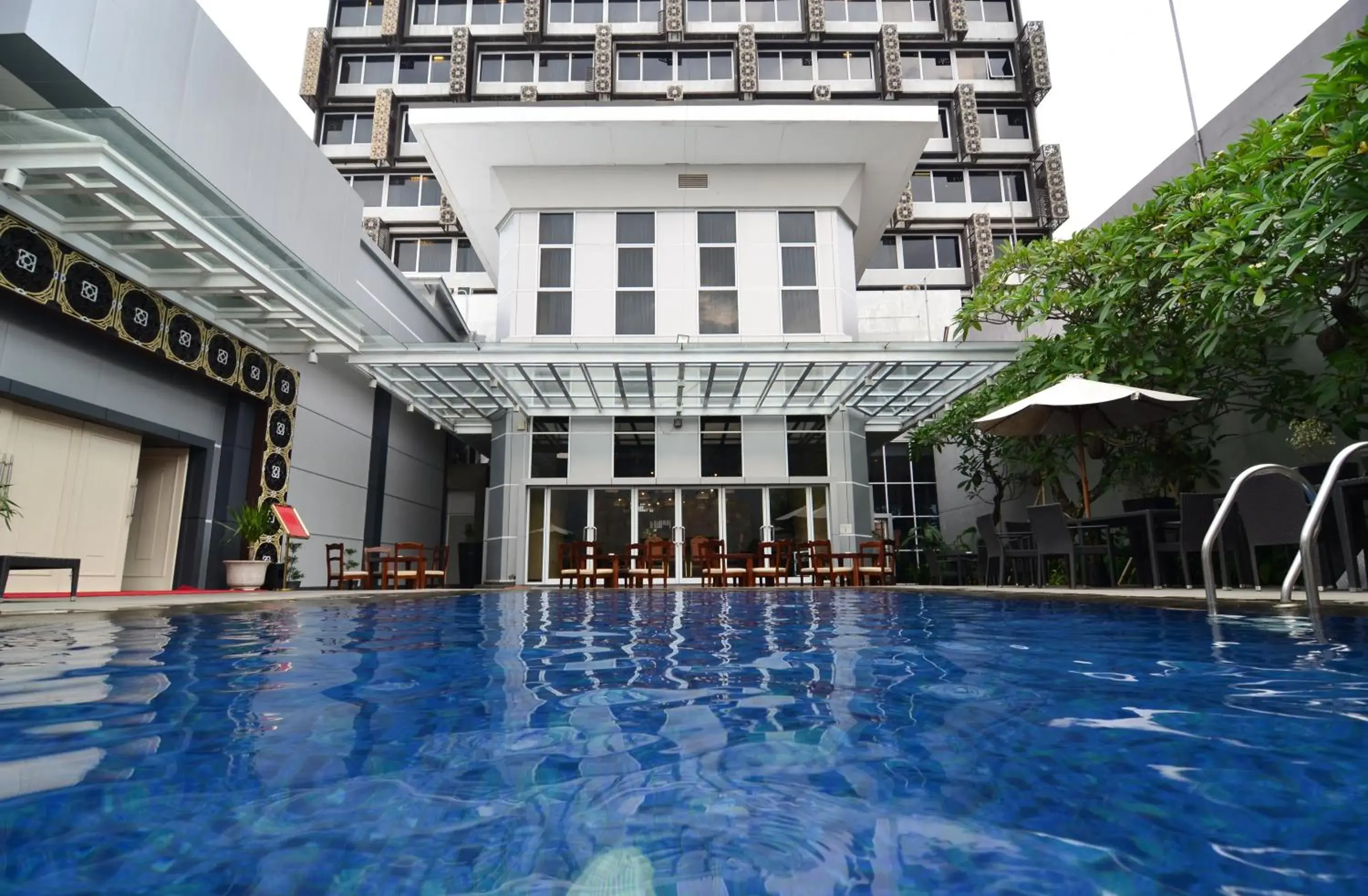 Property building, Swimming Pool in Howard Johnson By Wyndham Pekalongan