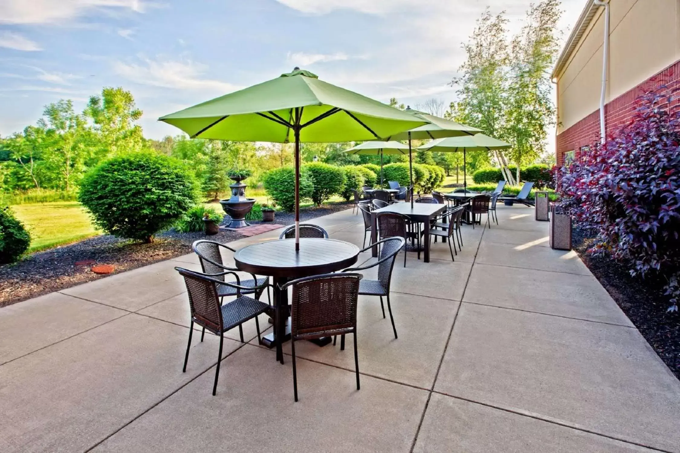 Patio in Hampton Inn & Suites Cleveland-Southeast-Streetsboro