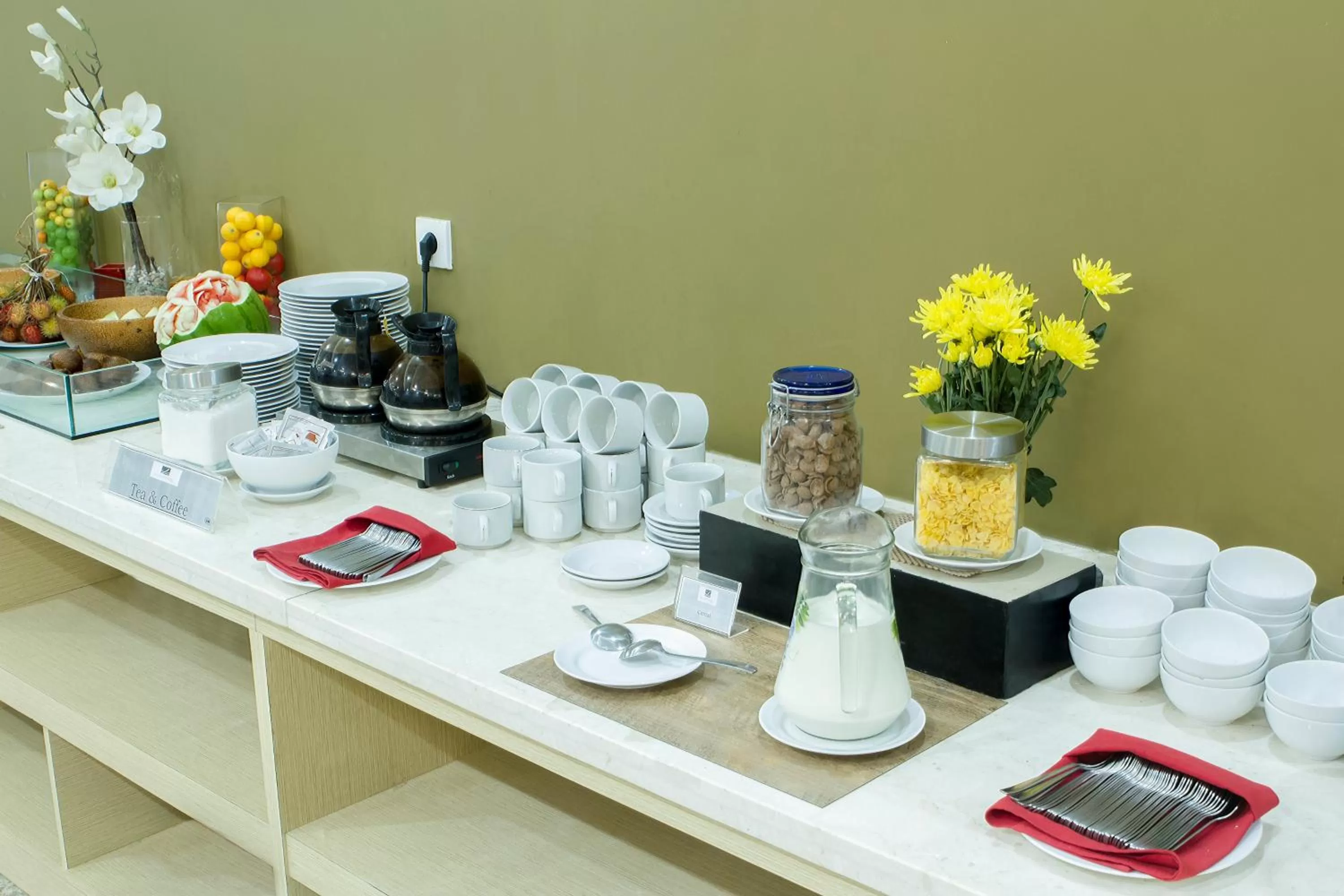 Food and drinks in De Laxston Hotel Yogyakarta, Azana Hotels Collection