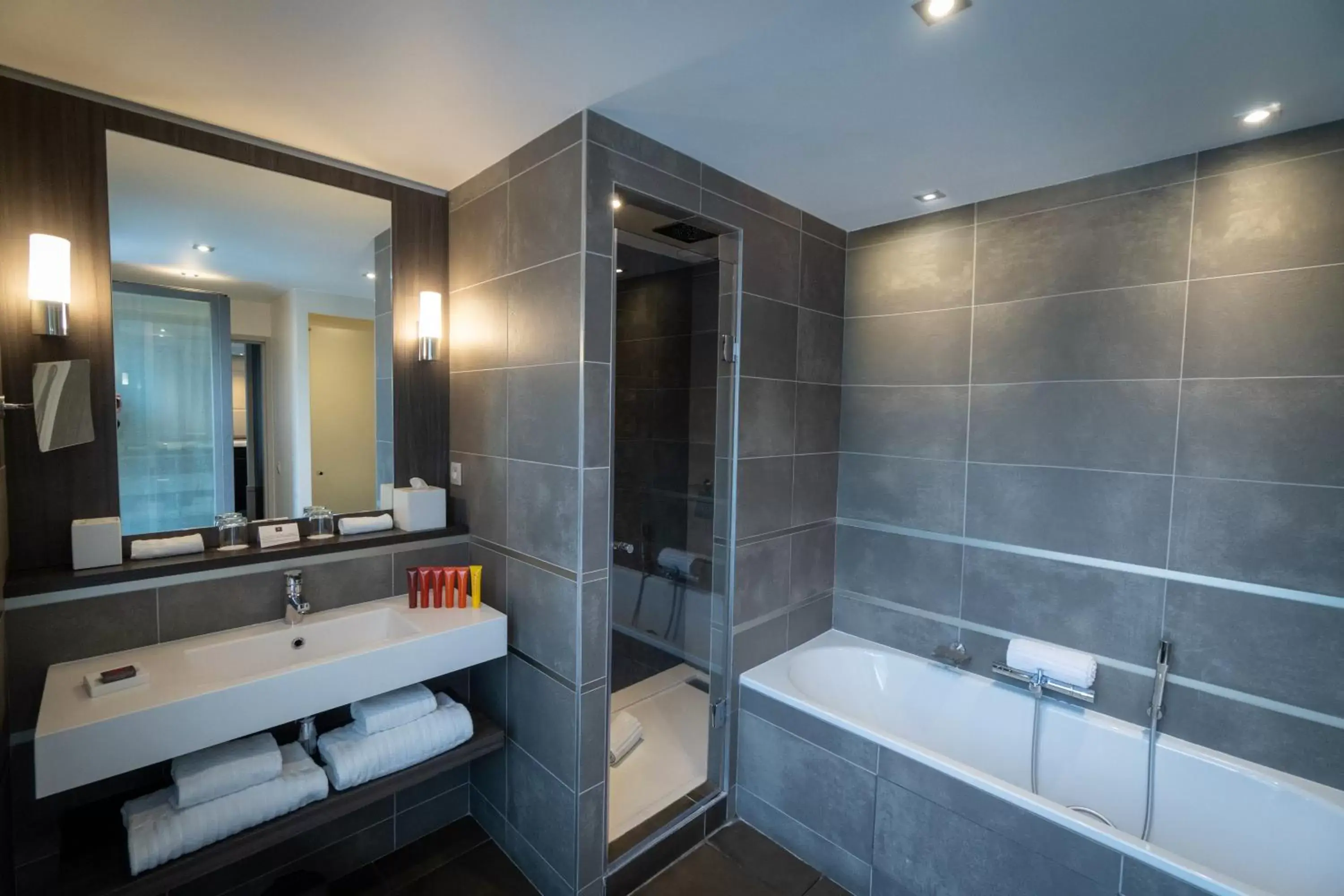 Shower, Bathroom in Hotel Villa Saxe Eiffel