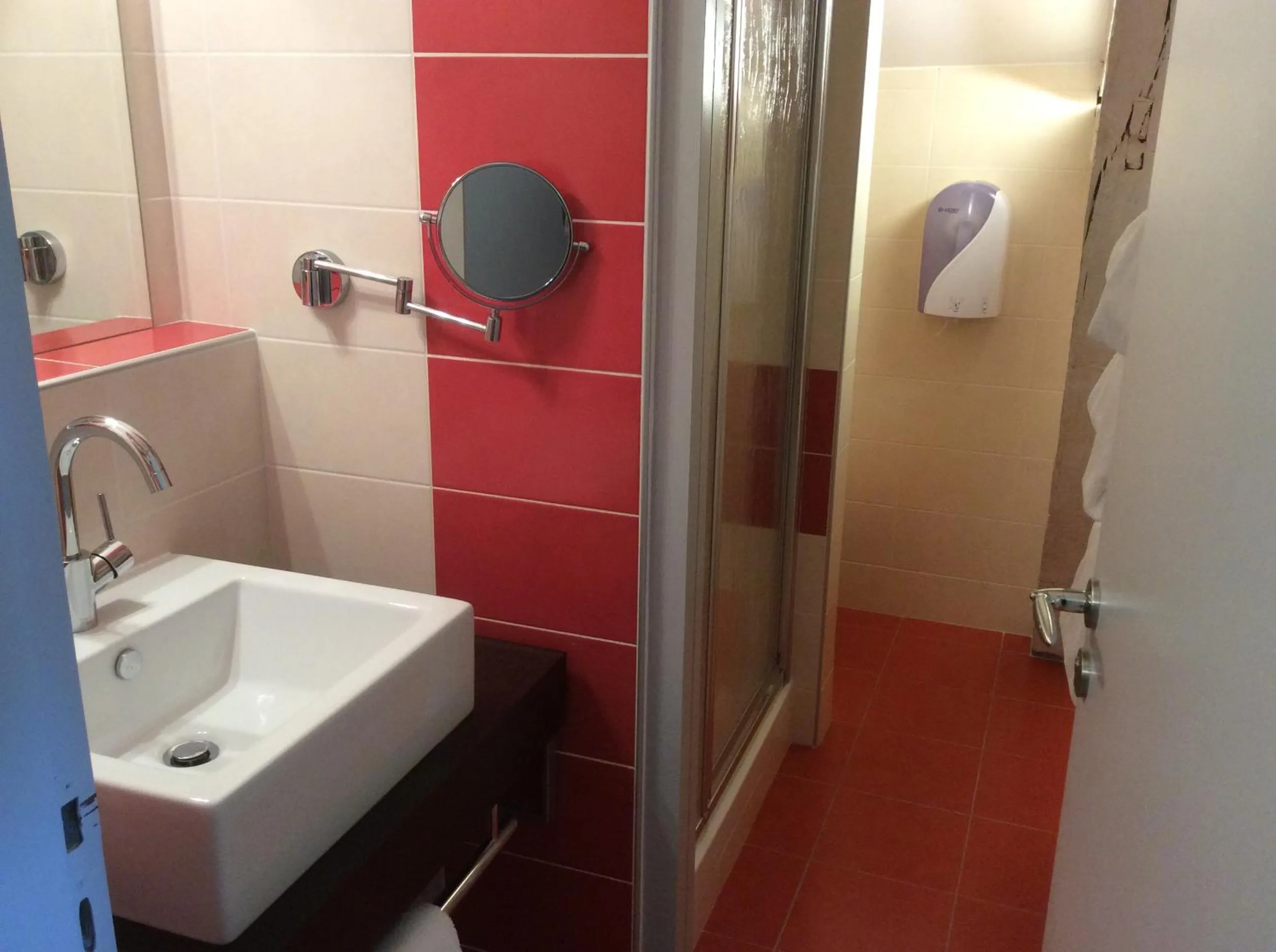 Shower in Logis Hotels- Auberge de la Tour - Hôtel et restaurant