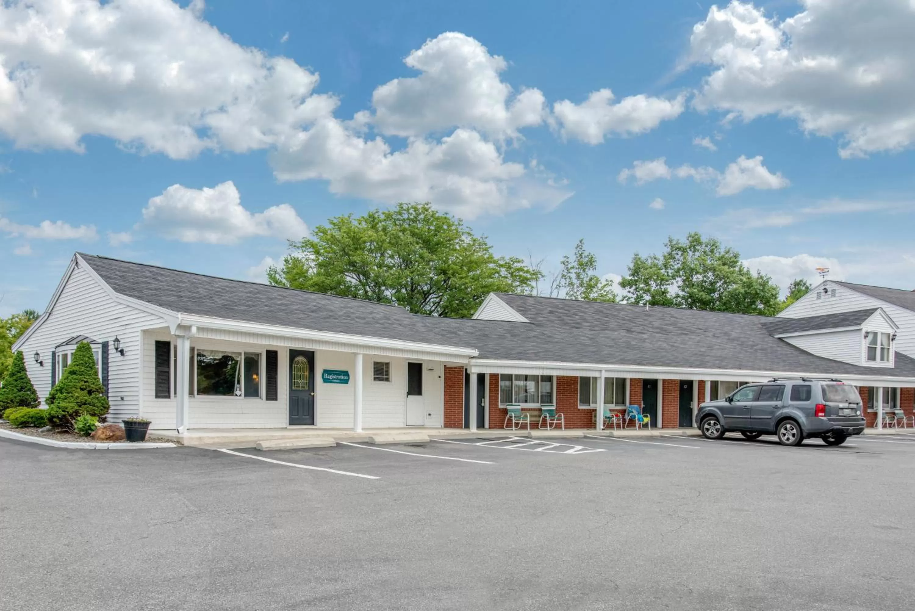 Facade/entrance in Coachman Inn