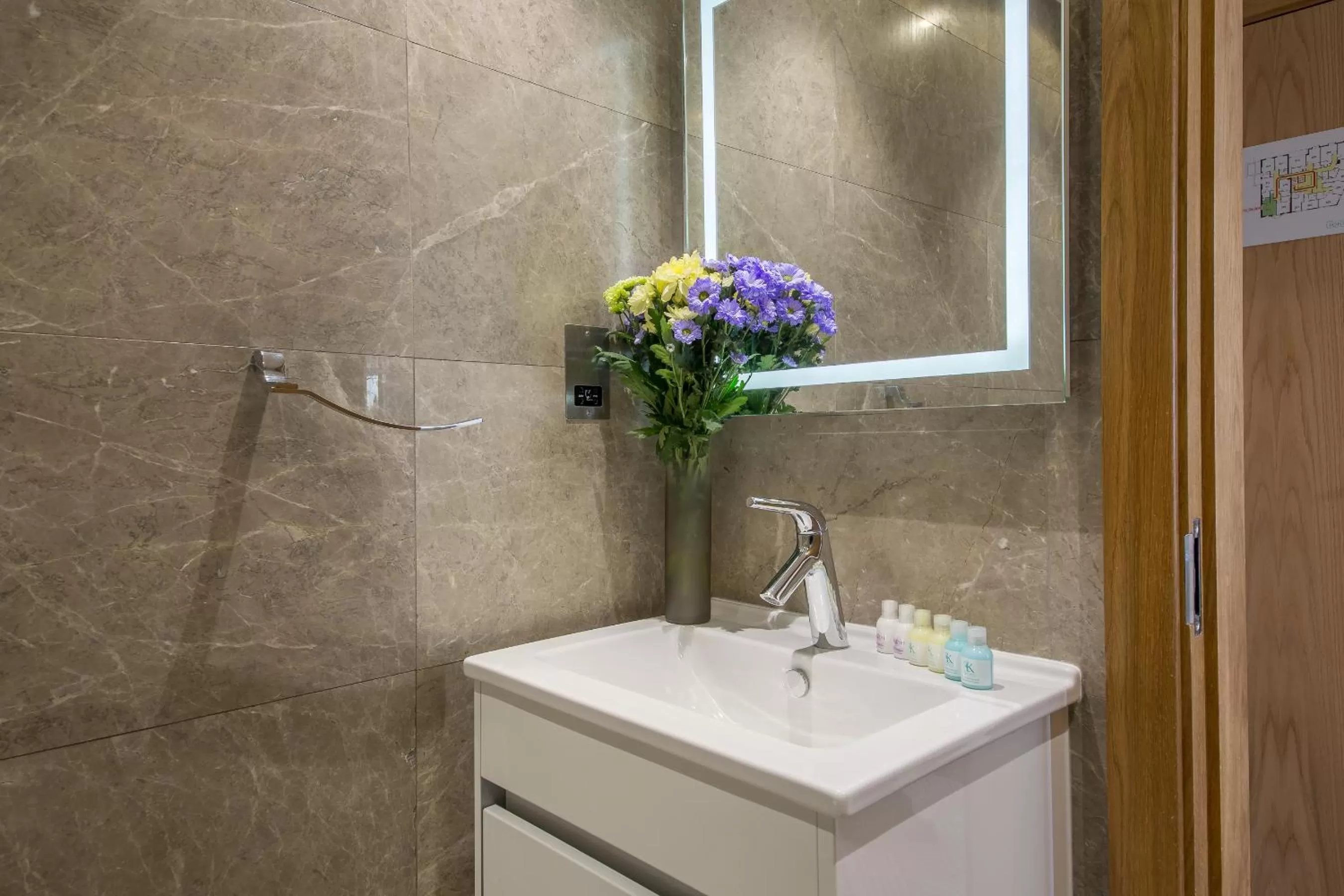 Bathroom in The Lion & Key Hotel