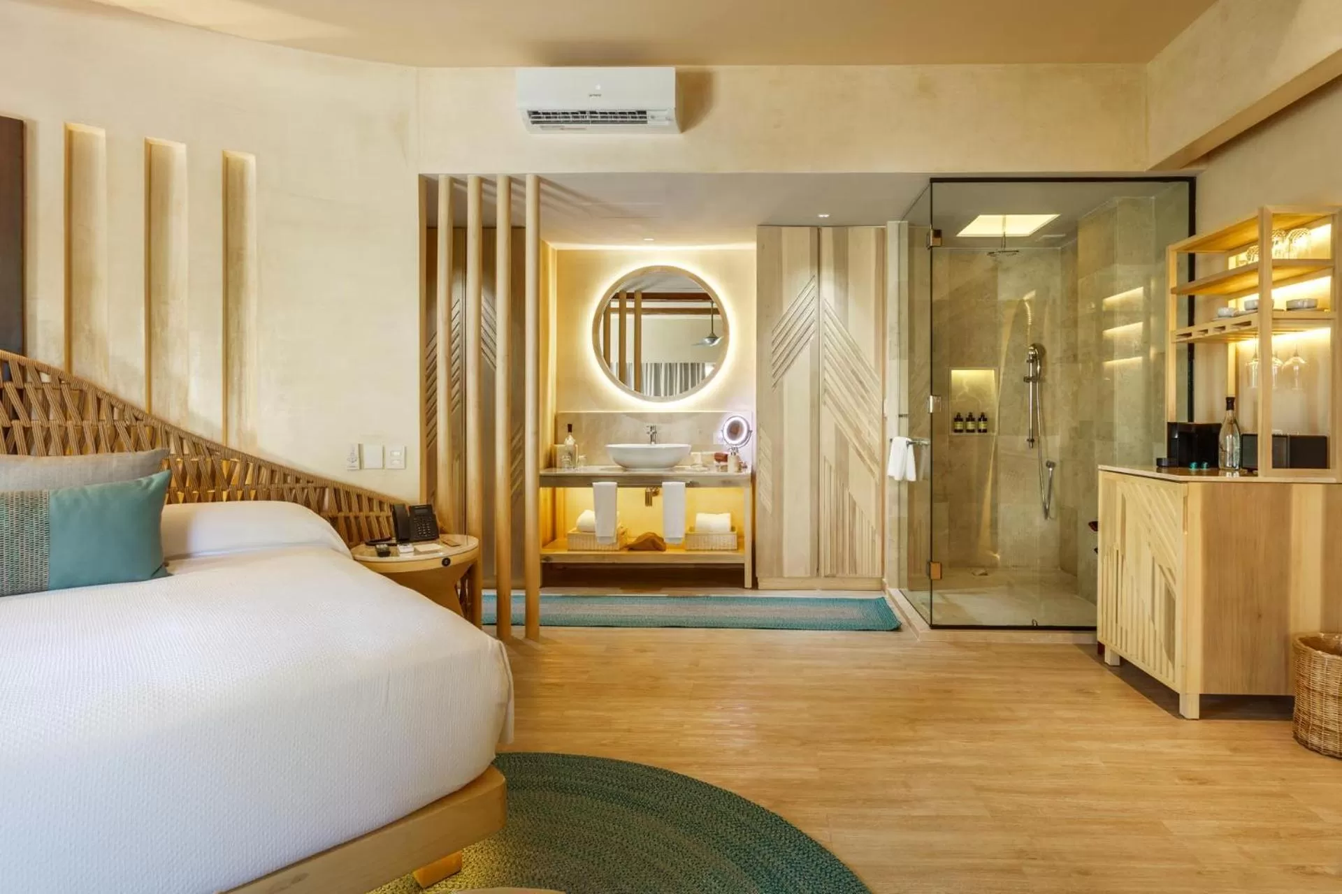 Shower, Bed in Hotel Shibari - Restaurant & Cenote Club