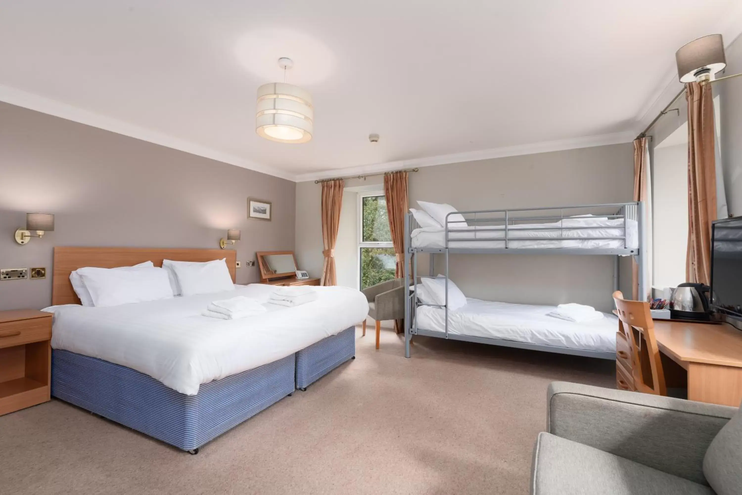 Family Room Accessible (2 Adults + 2 Children) in Windermere Manor Hotel