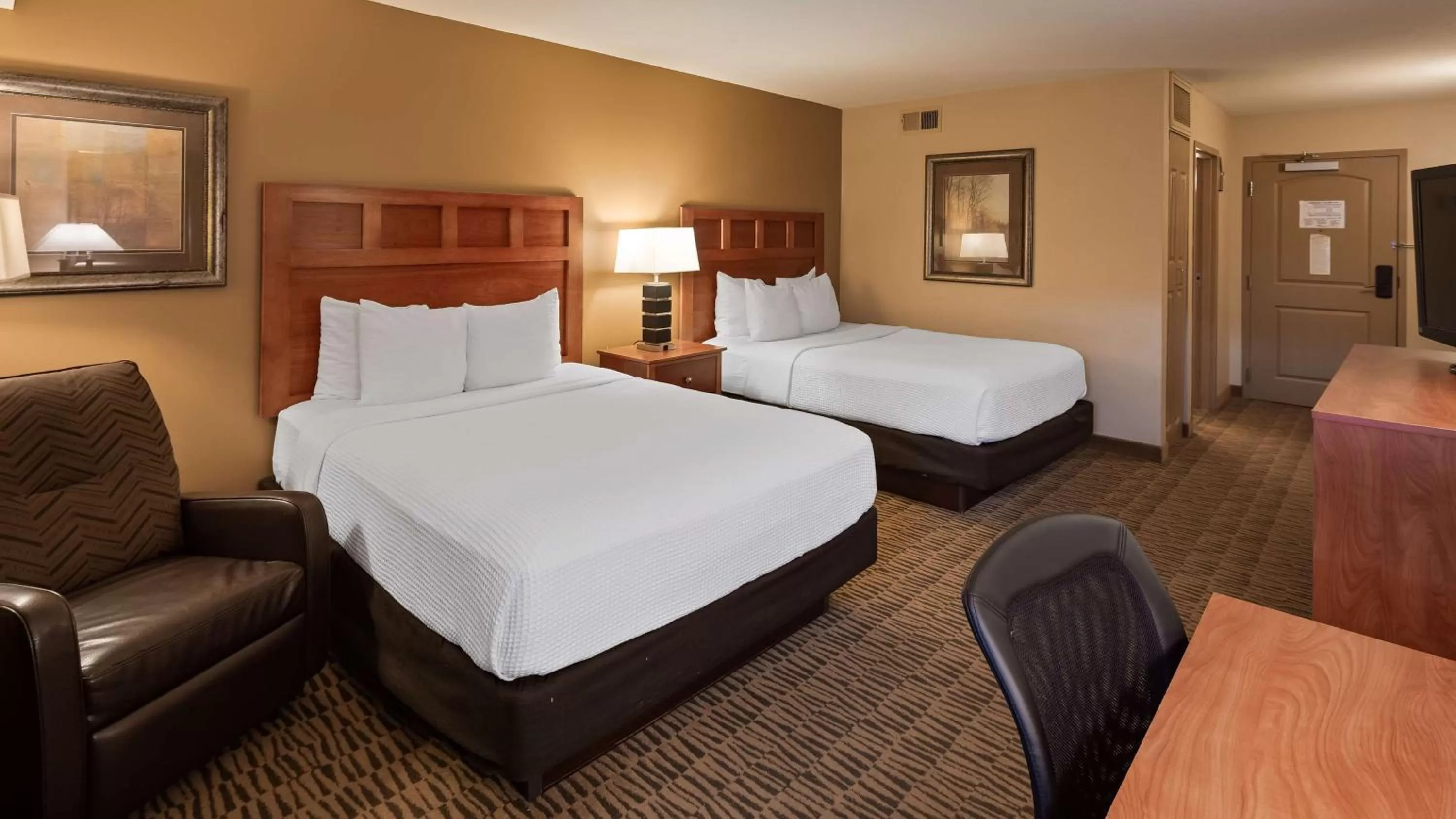 Queen Room with Two Queen Beds with Poolside in Wyndham Bloomington - Mall of America