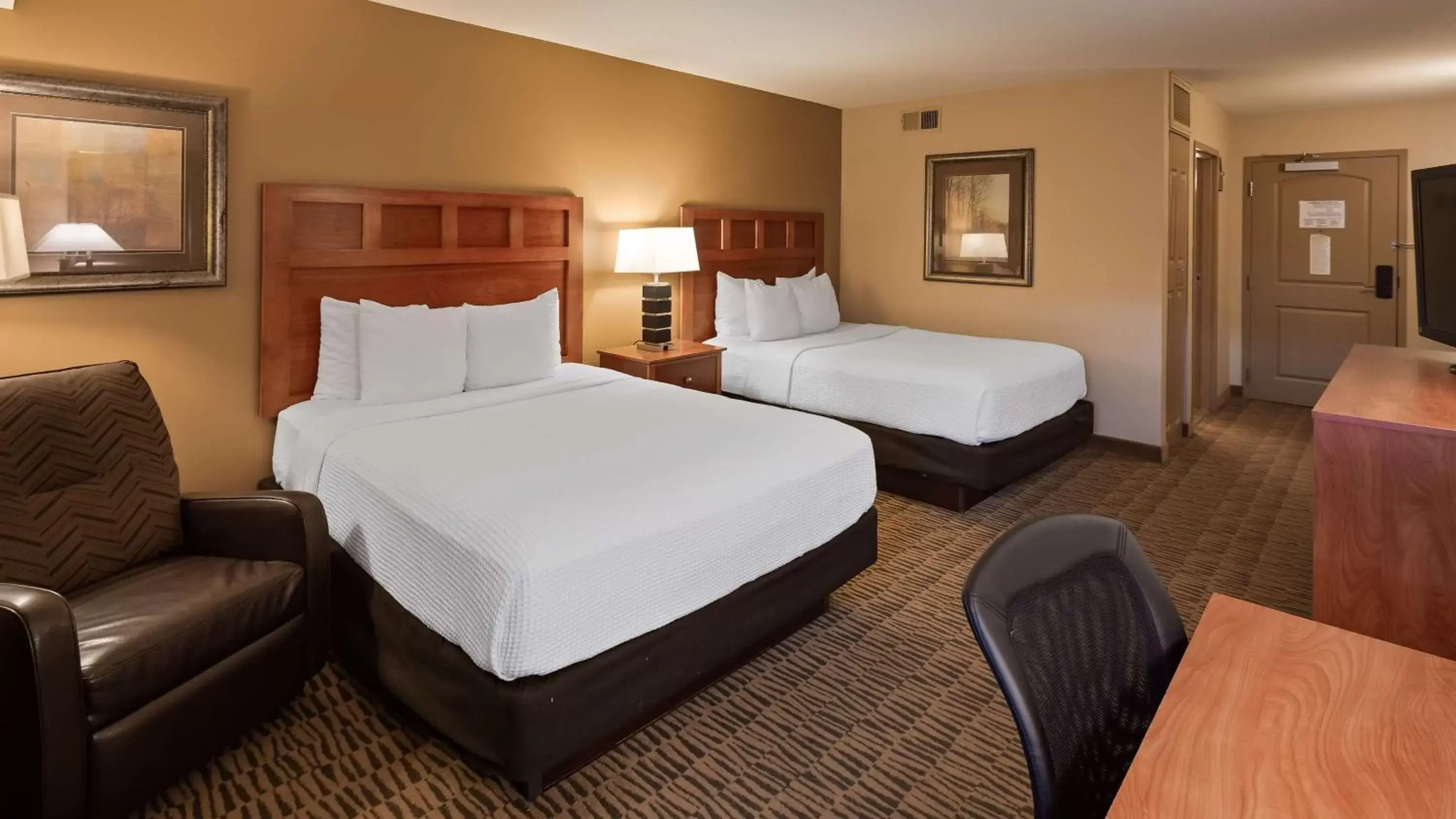 Photo of the whole room, Bed in Best Western Plus Bloomington Hotel