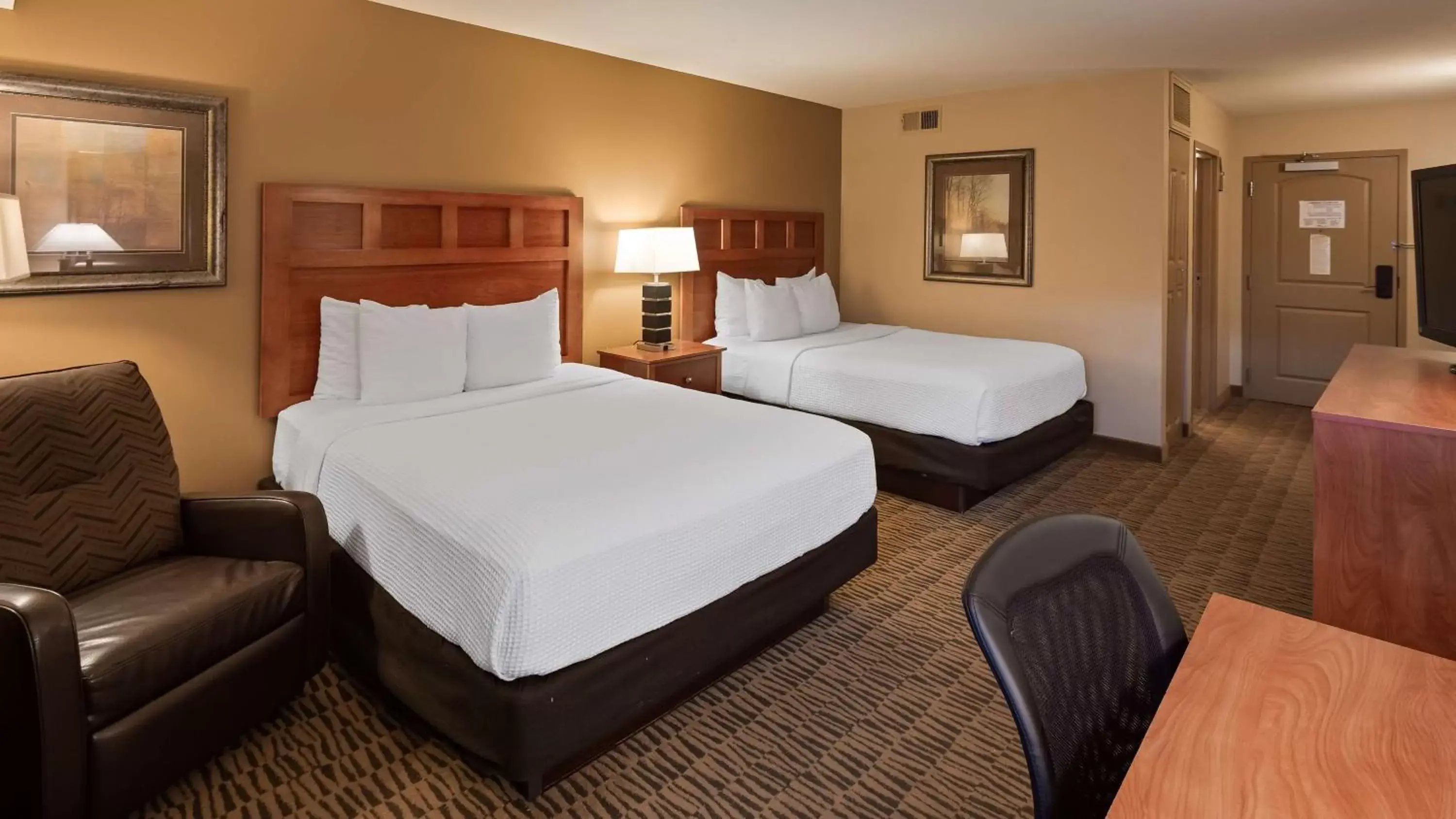 Queen Room with Two Queen Beds with Poolside in Wyndham Bloomington - Mall of America Queen Room with Two Queen Beds with Poolside in Wyndham Bloomington - Mall of America