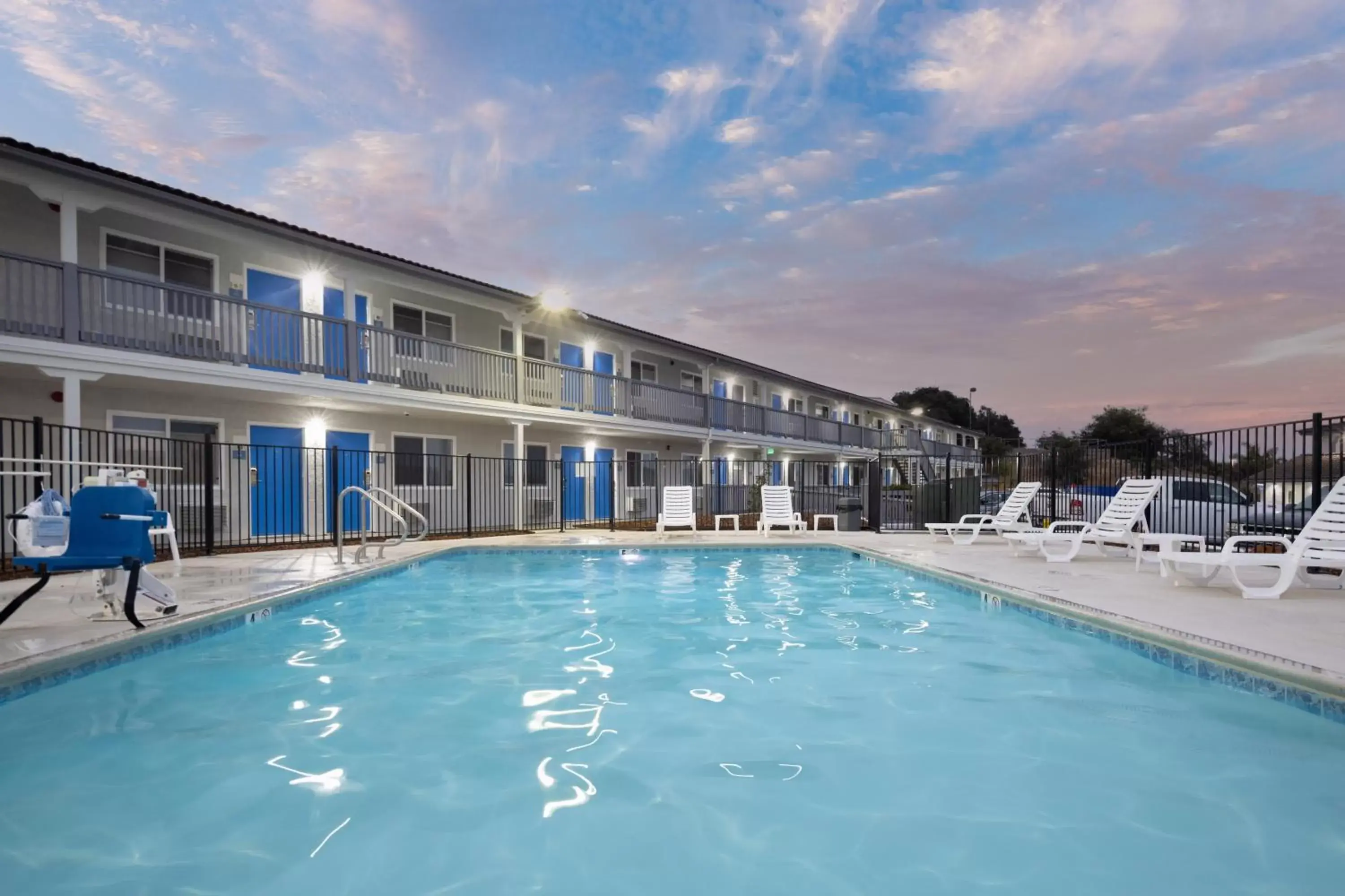 Swimming Pool in Pismo View Inn