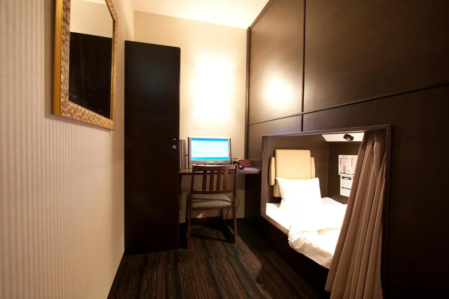 Bed in HEARTS Capsule Hotel & Spa Nakasu -Male only- Bed in HEARTS Capsule Hotel & Spa Nakasu -Male only-