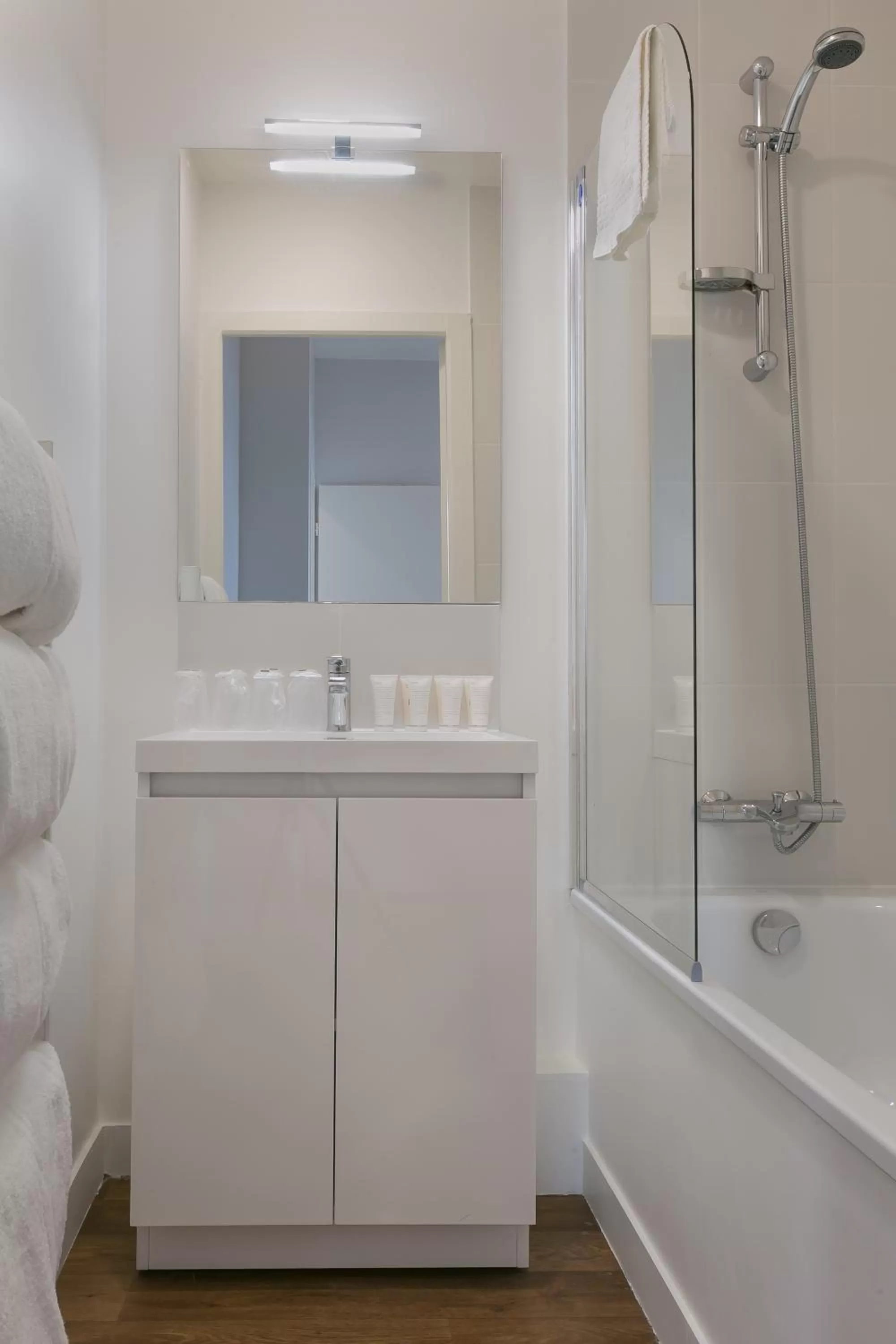 Shower in Hotel Foch Nancy Gare