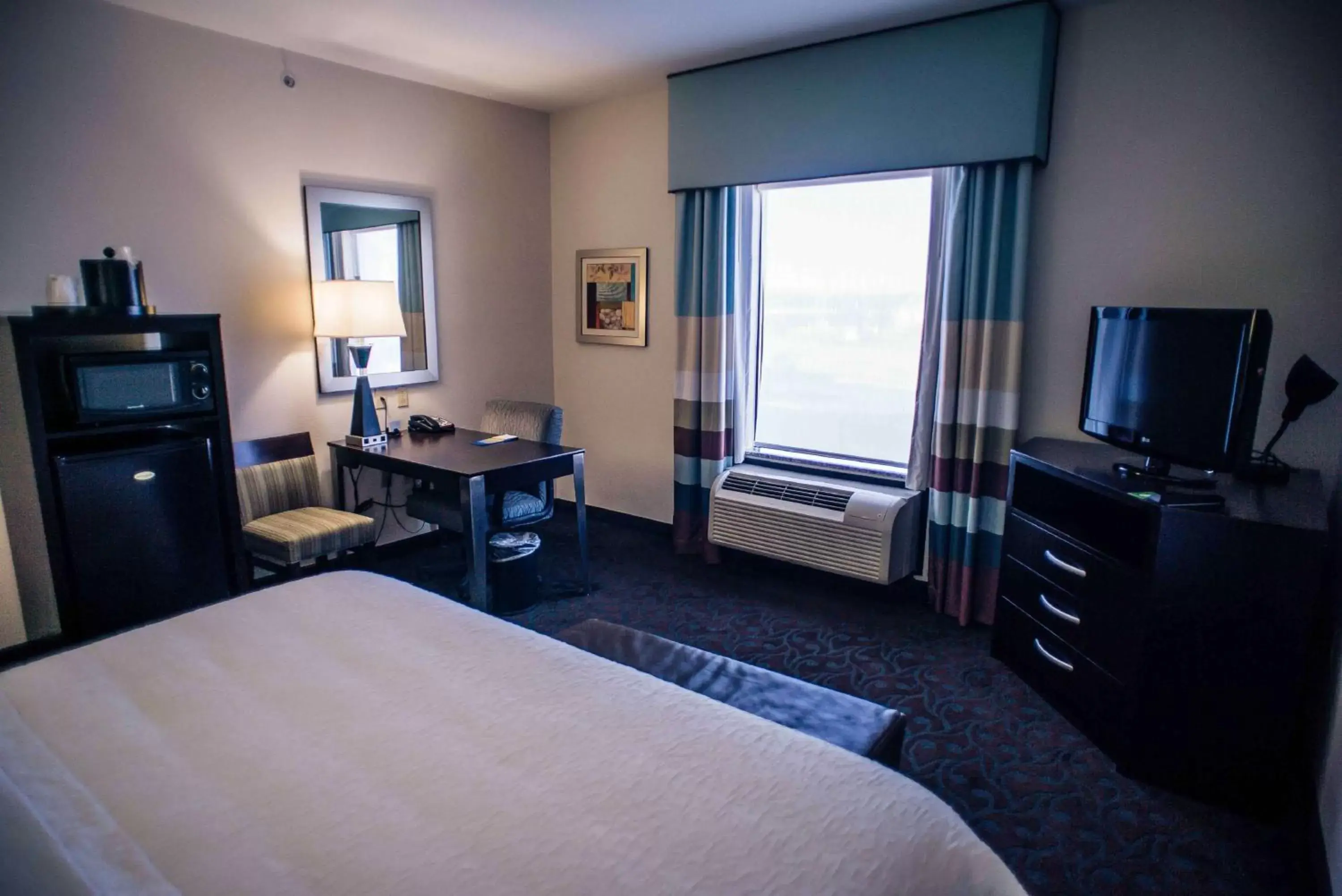 Bed, TV/Entertainment Center in Hampton Inn - Monticello