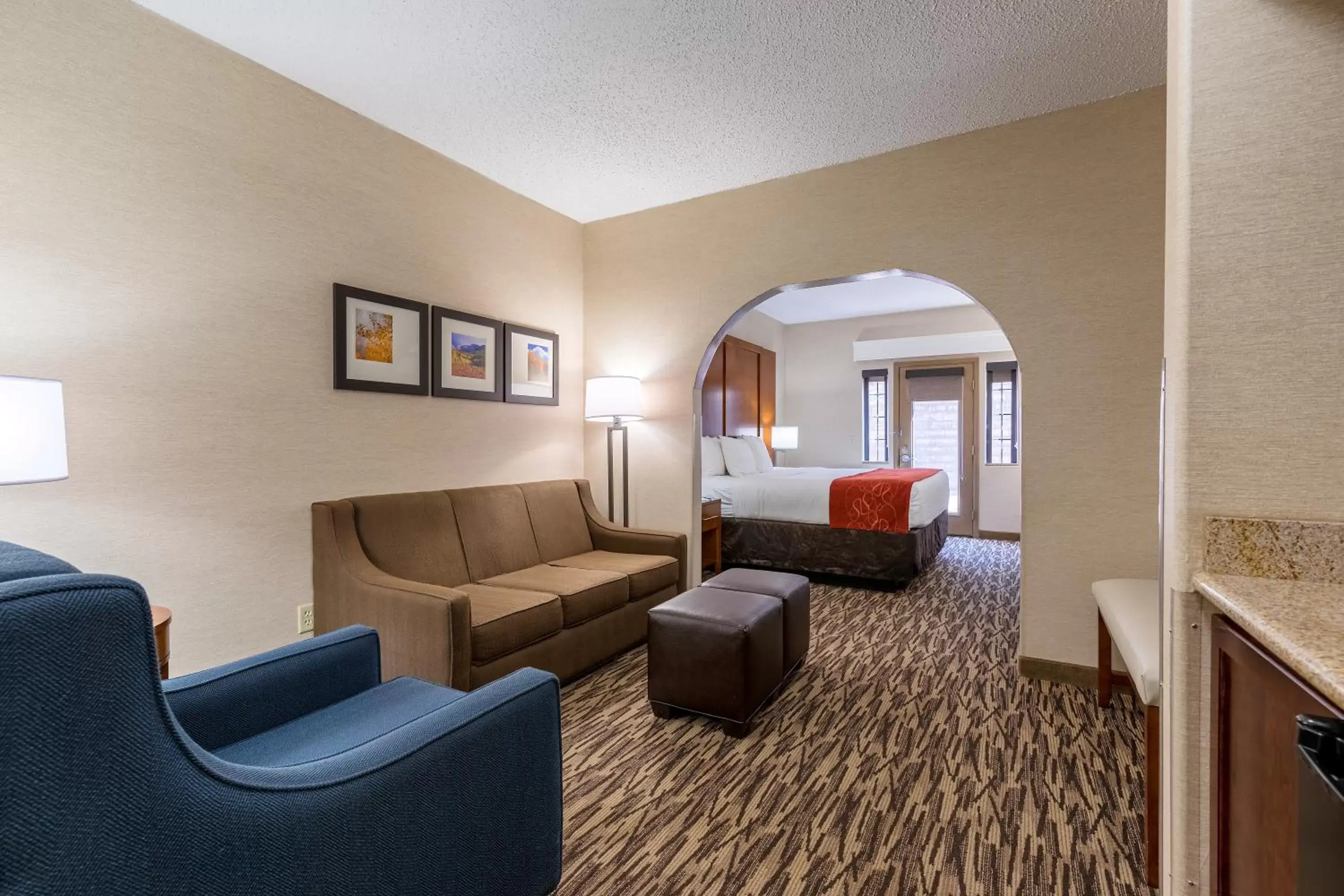 Photo of the whole room, Seating Area in Comfort Suites Golden West on Evergreen Parkway