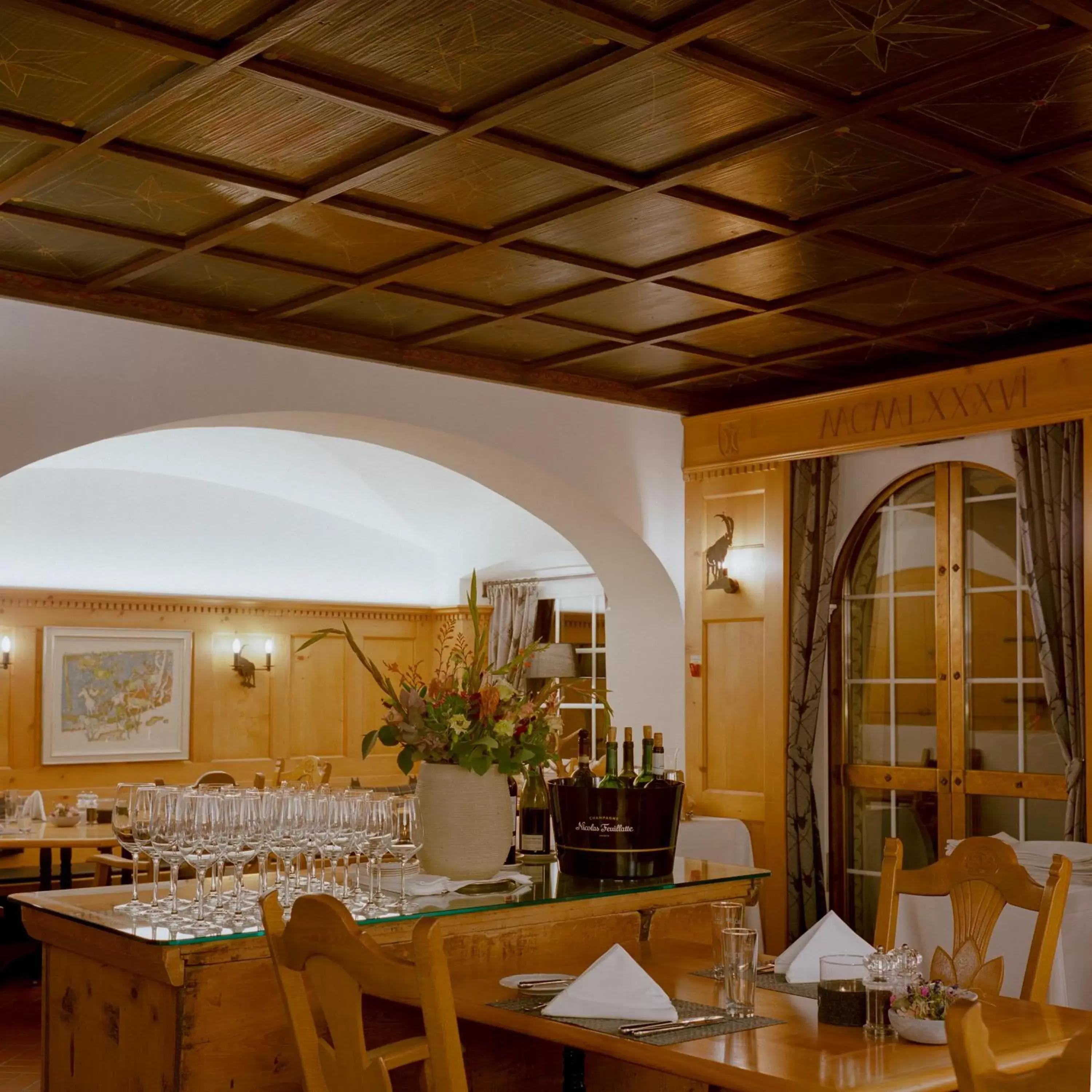 Restaurant/Places to Eat in Hotel Adula