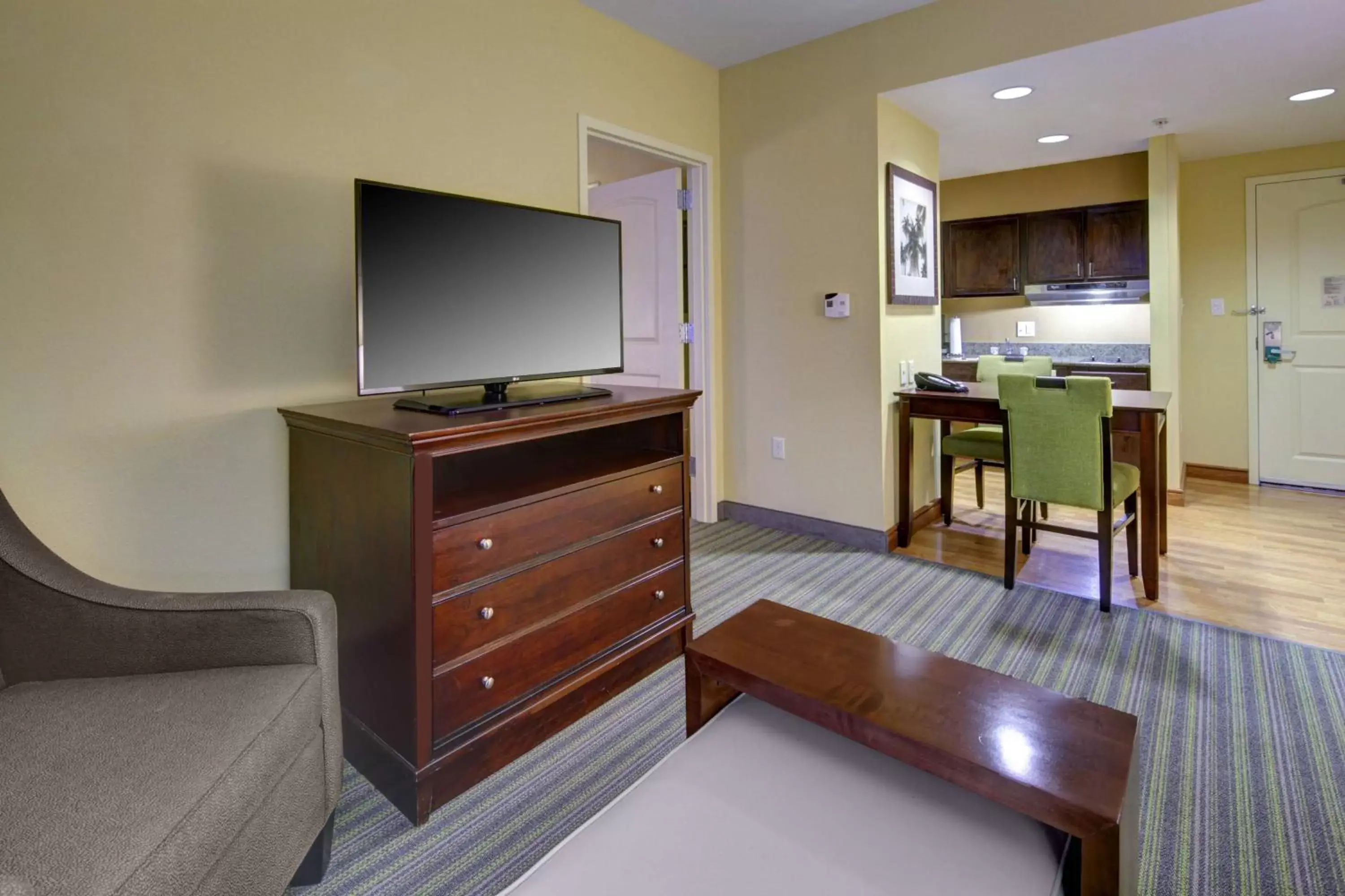 Living room, TV/Entertainment Center in Homewood Suites by Hilton West Palm Beach