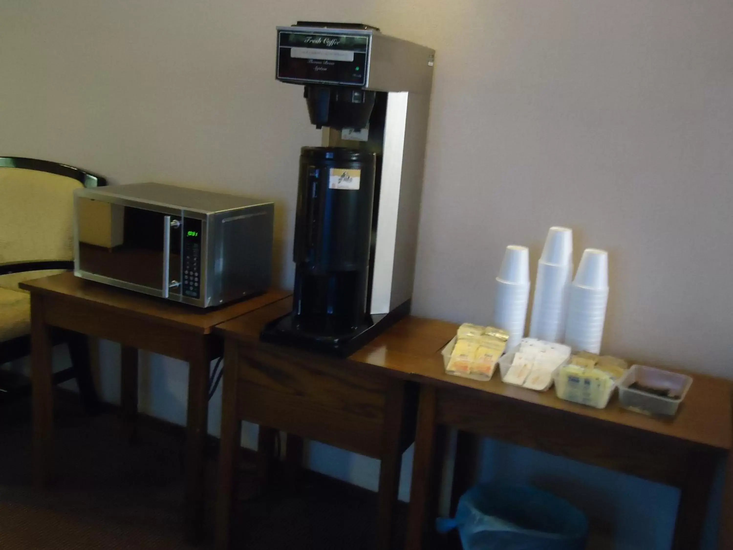 Restaurant/places to eat, Coffee/Tea Facilities in Canway Inn & Suites