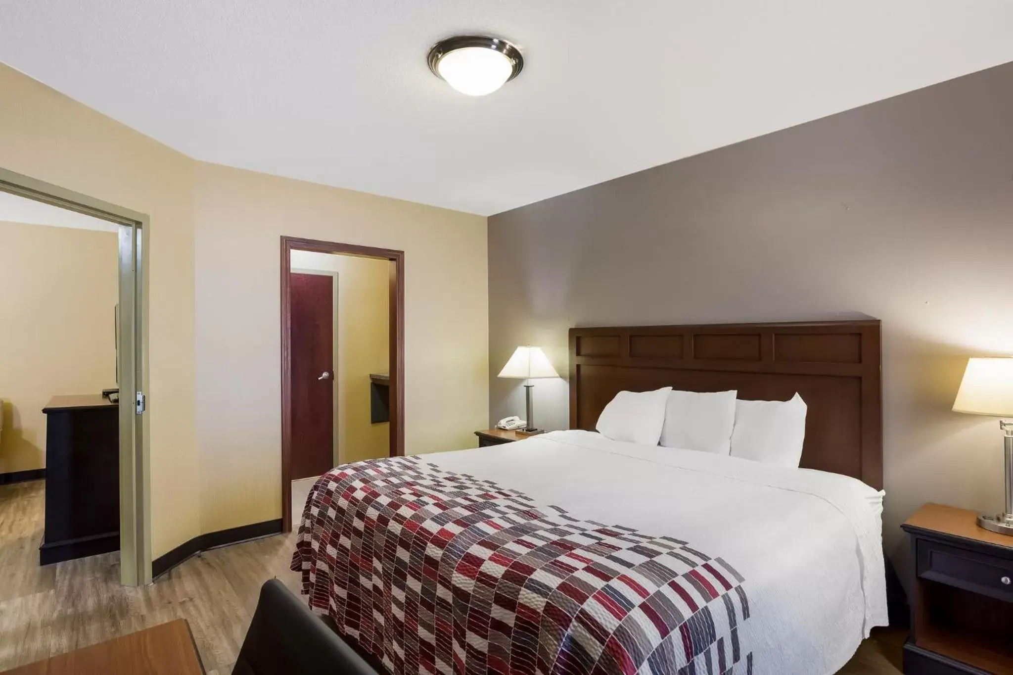 Photo of the whole room, Bed in Red Roof Inn & Suites Bloomsburg - Mifflinville