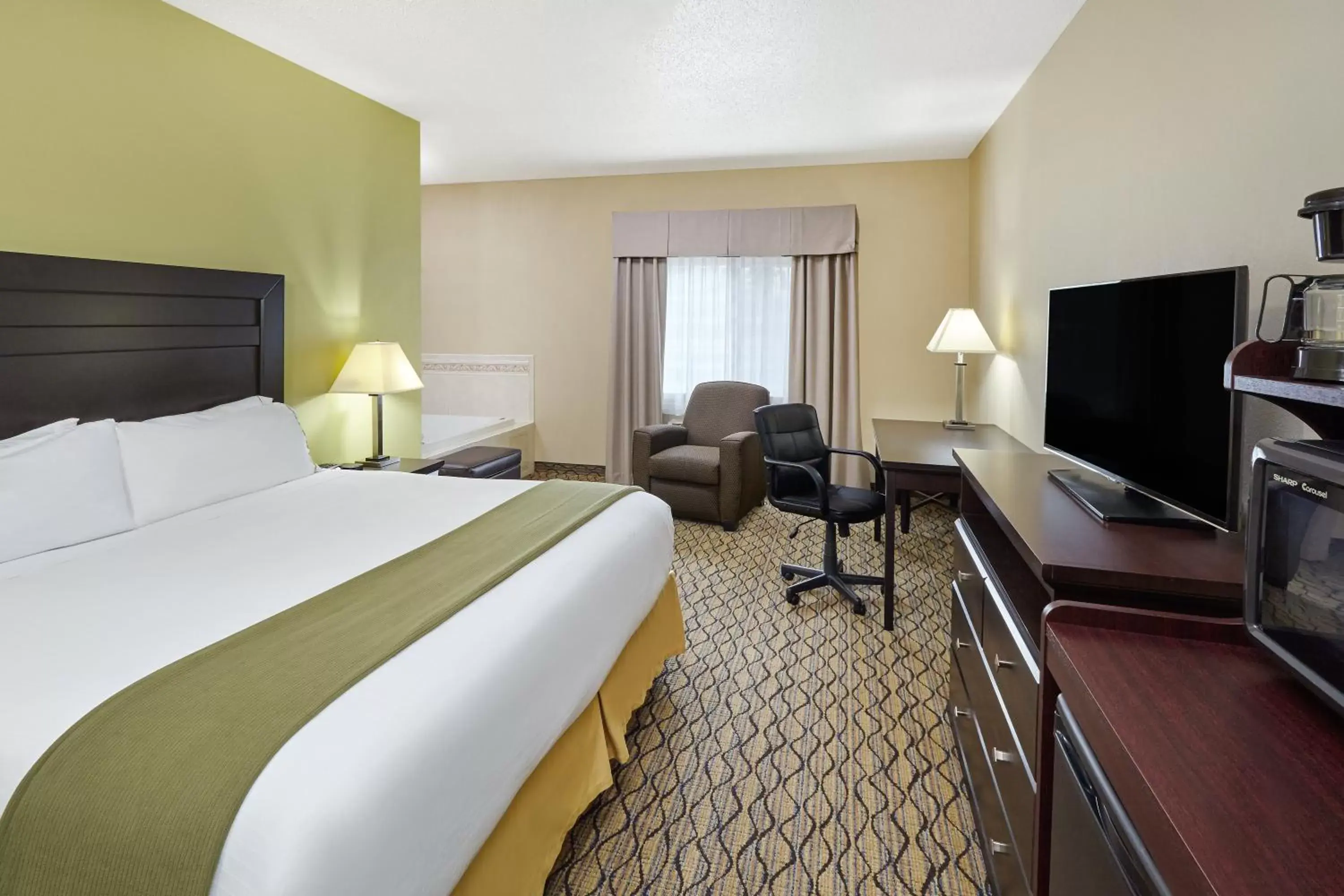 Photo of the whole room, TV/Entertainment Center in Holiday Inn Express & Suites Chicago-Libertyville, an IHG Hotel