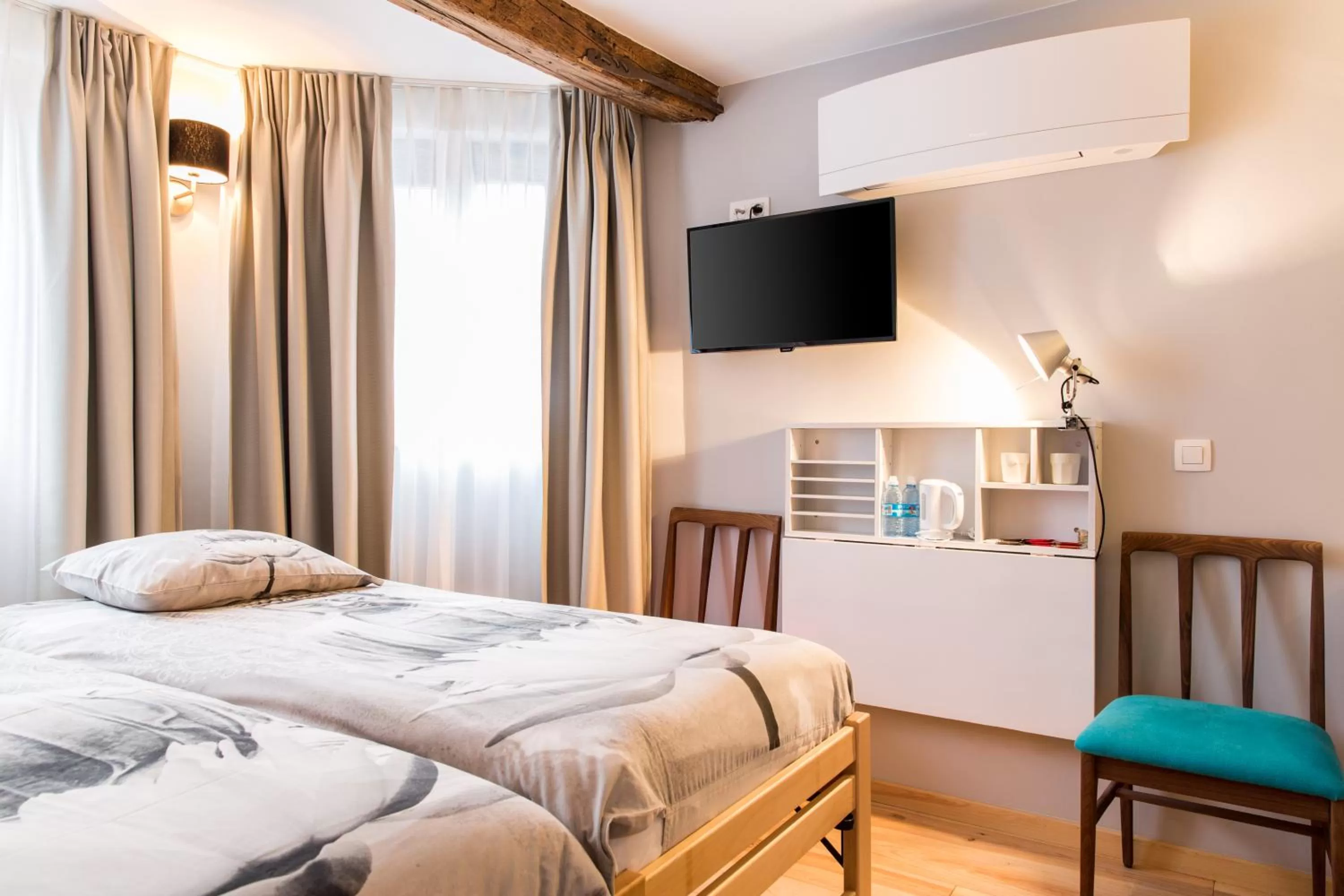 Photo of the whole room, Bed in BnB City