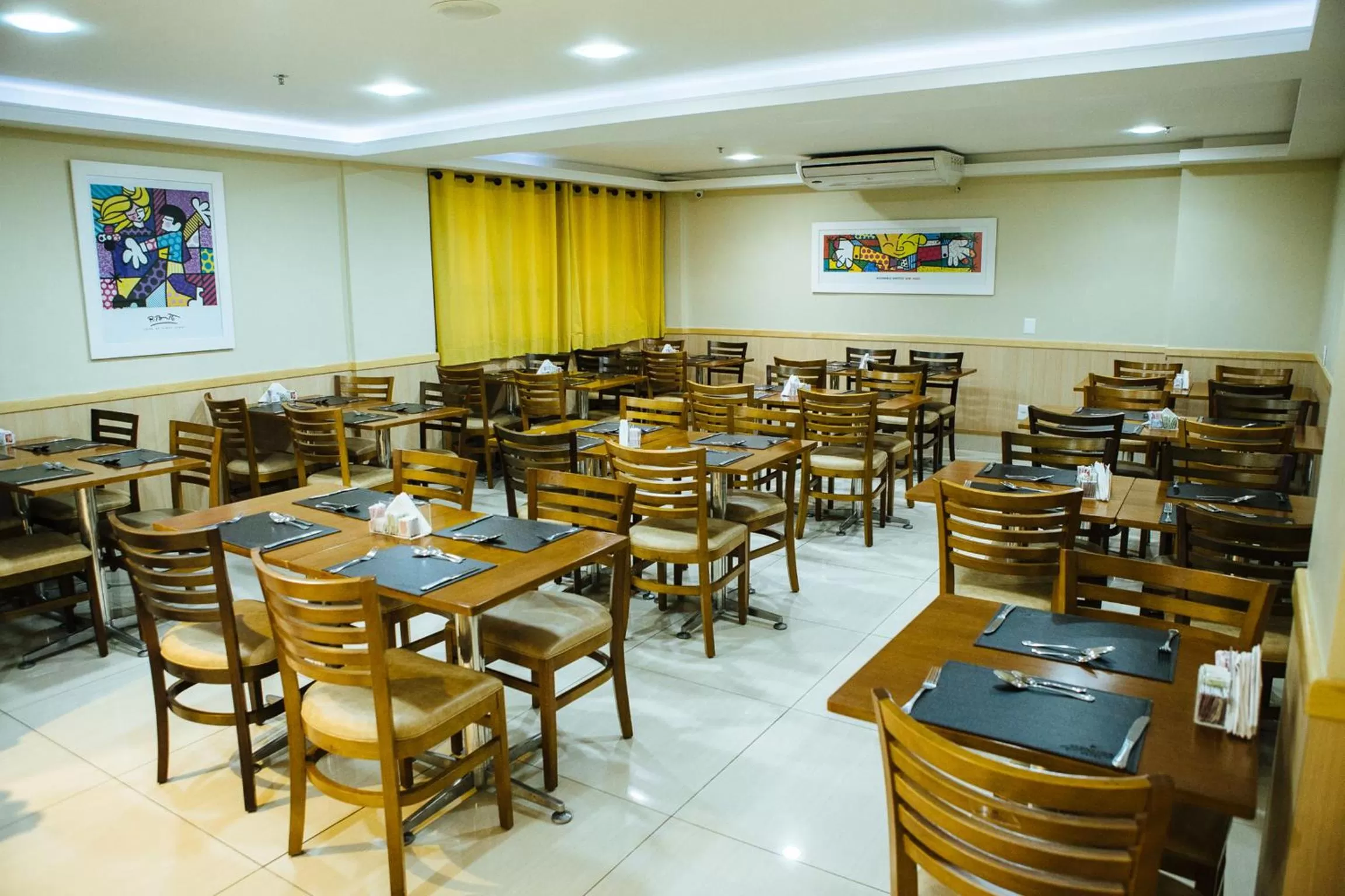 Restaurant/places to eat in Elegance Praia Hotel