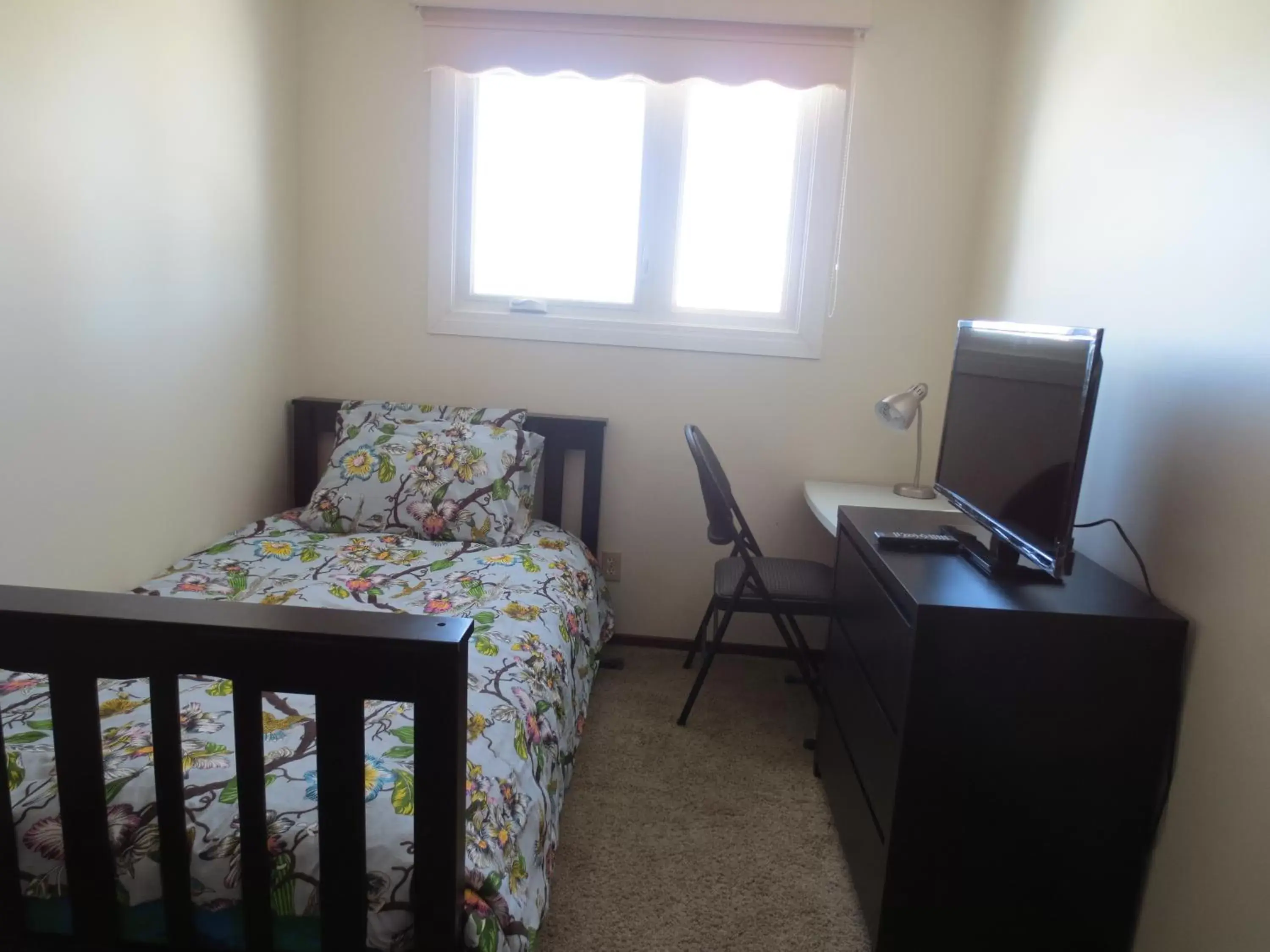 Bedroom, TV/Entertainment Center in College Park Bed & Breakfast