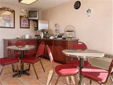Restaurant/Places to Eat in Super 8 by Wyndham Oklahoma Fairgrounds