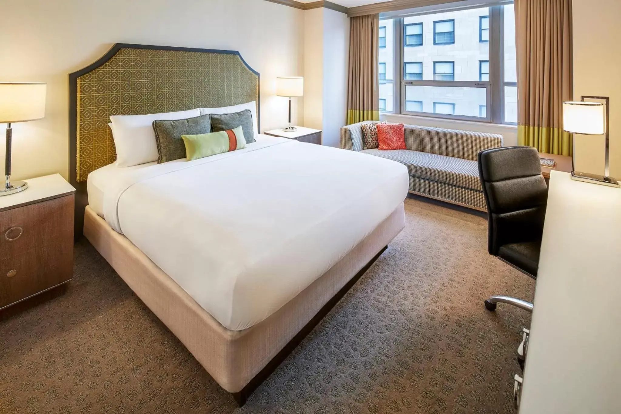 Photo of the whole room, Bed in InterContinental Chicago Magnificent Mile, an IHG Hotel