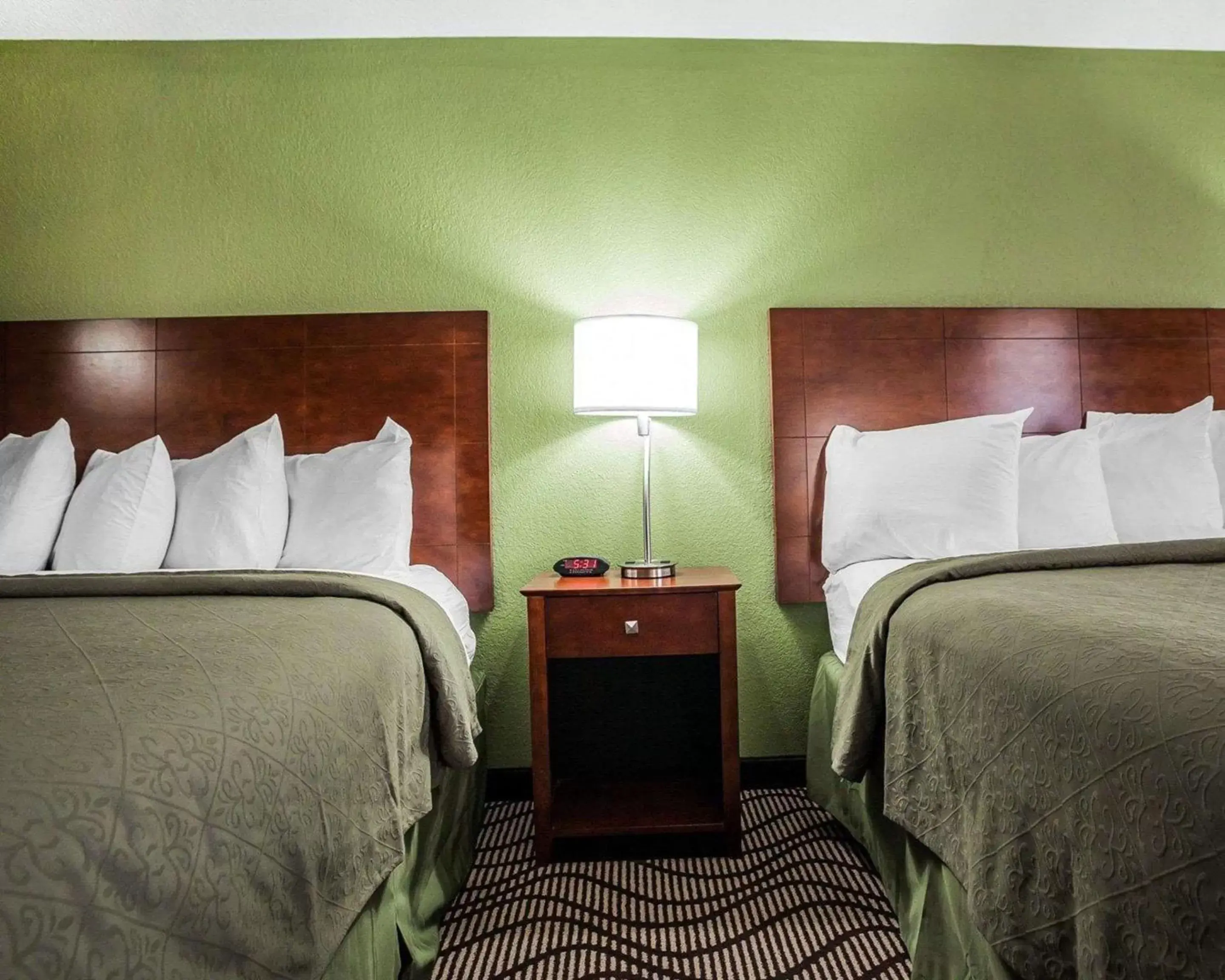 Photo of the whole room, Bed in Quality Inn & Suites Altoona - Des Moines