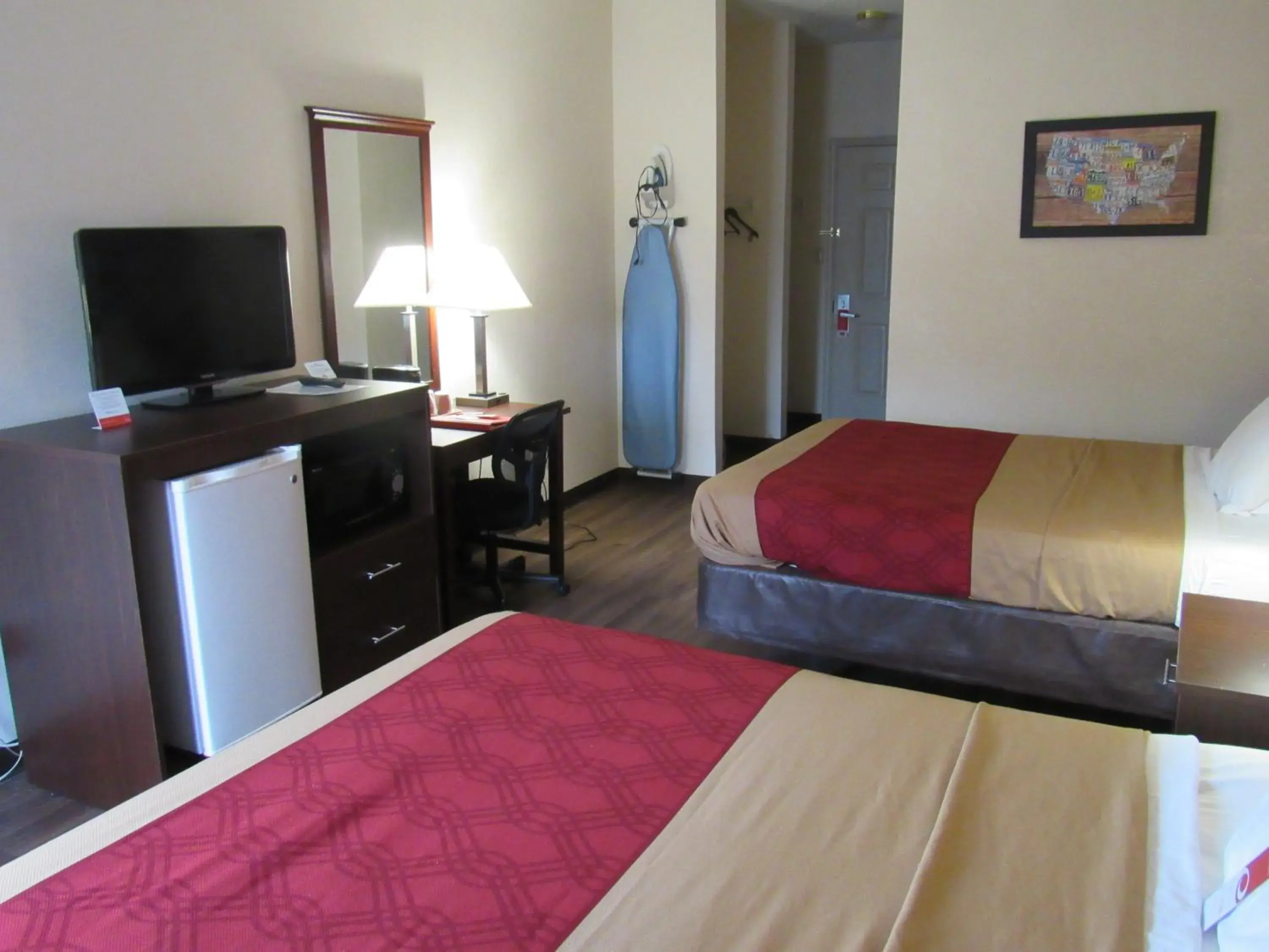 Queen Room with Two Queen Beds - Smoking in Econo Lodge Carlisle