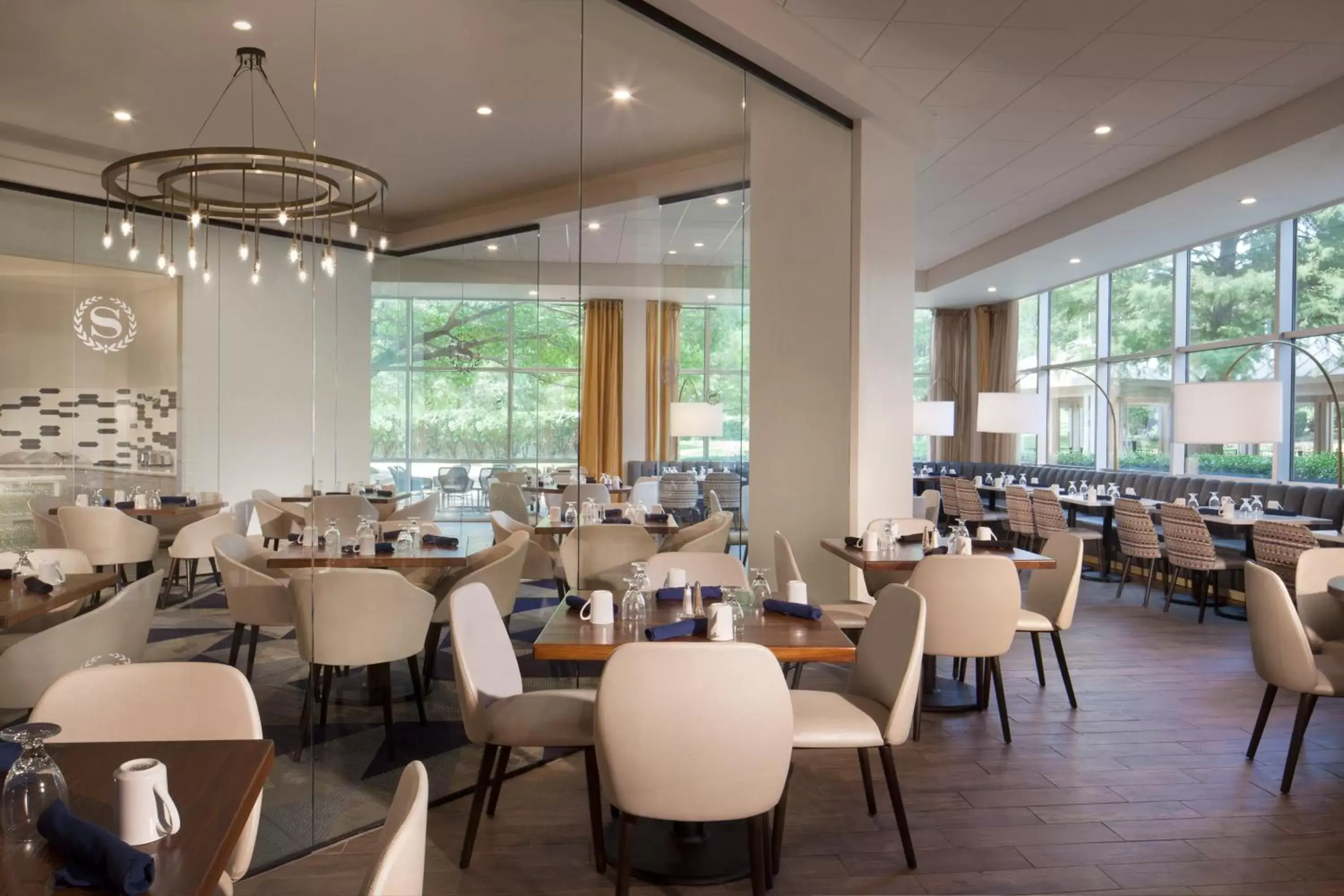 Restaurant/Places to Eat in Sheraton Arlington Hotel