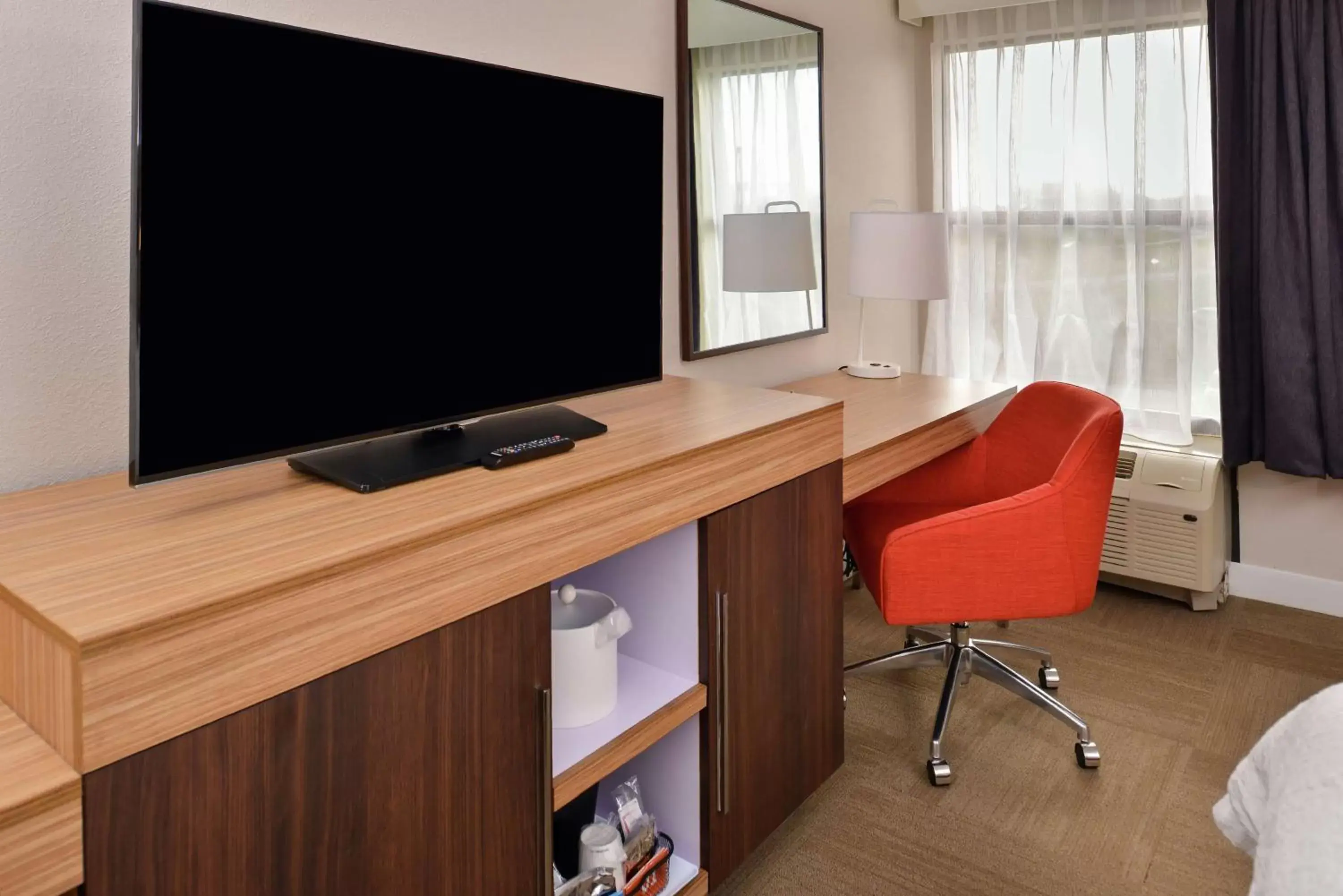 Bedroom, TV/Entertainment Center in Hampton Inn By Hilton Greensboro-East