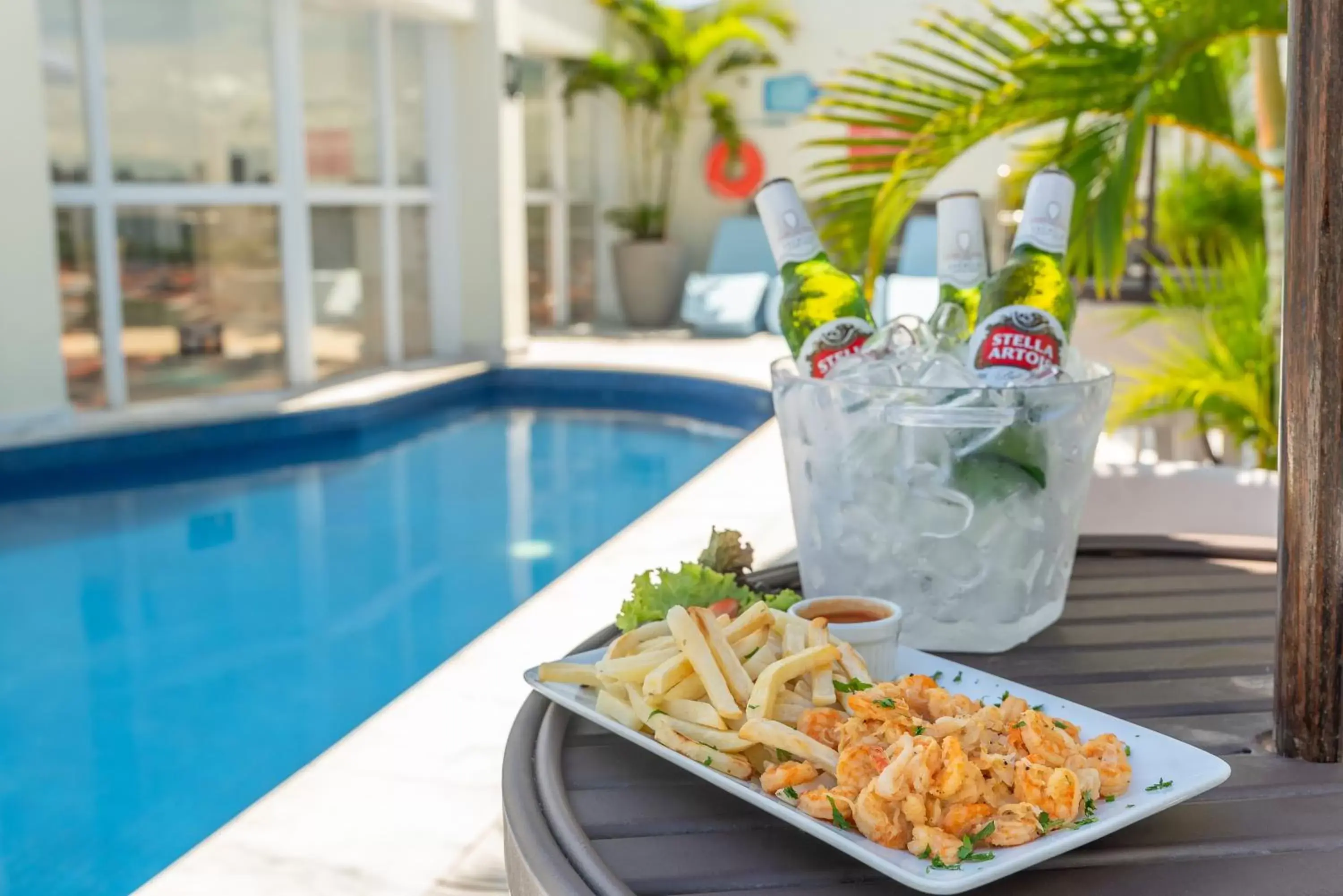 Food and drinks, Swimming Pool in Hotel Brisa Suites