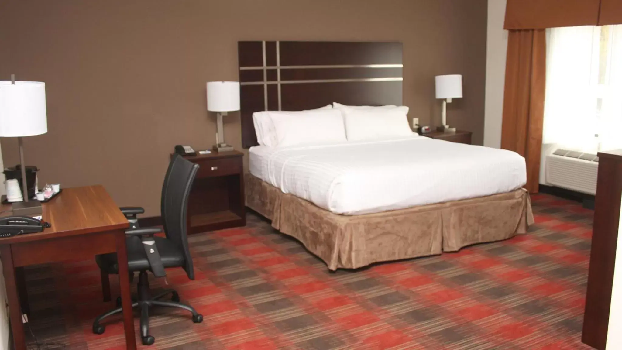 Bedroom, Bed in Holiday Inn Express & Suites Cumberland - La Vale, an IHG Hotel