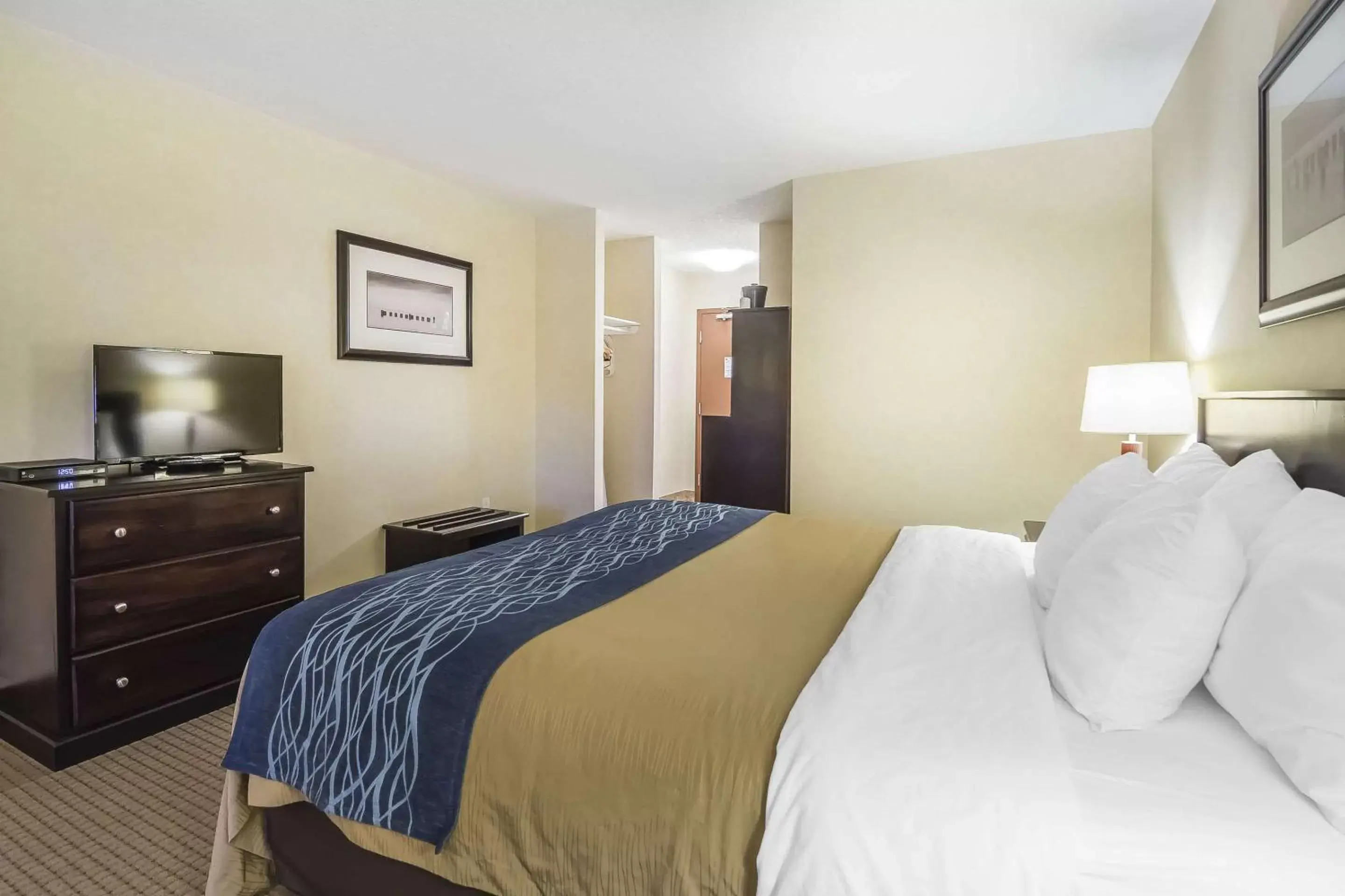 Photo of the whole room, Bed in Comfort Inn & Suites Edson