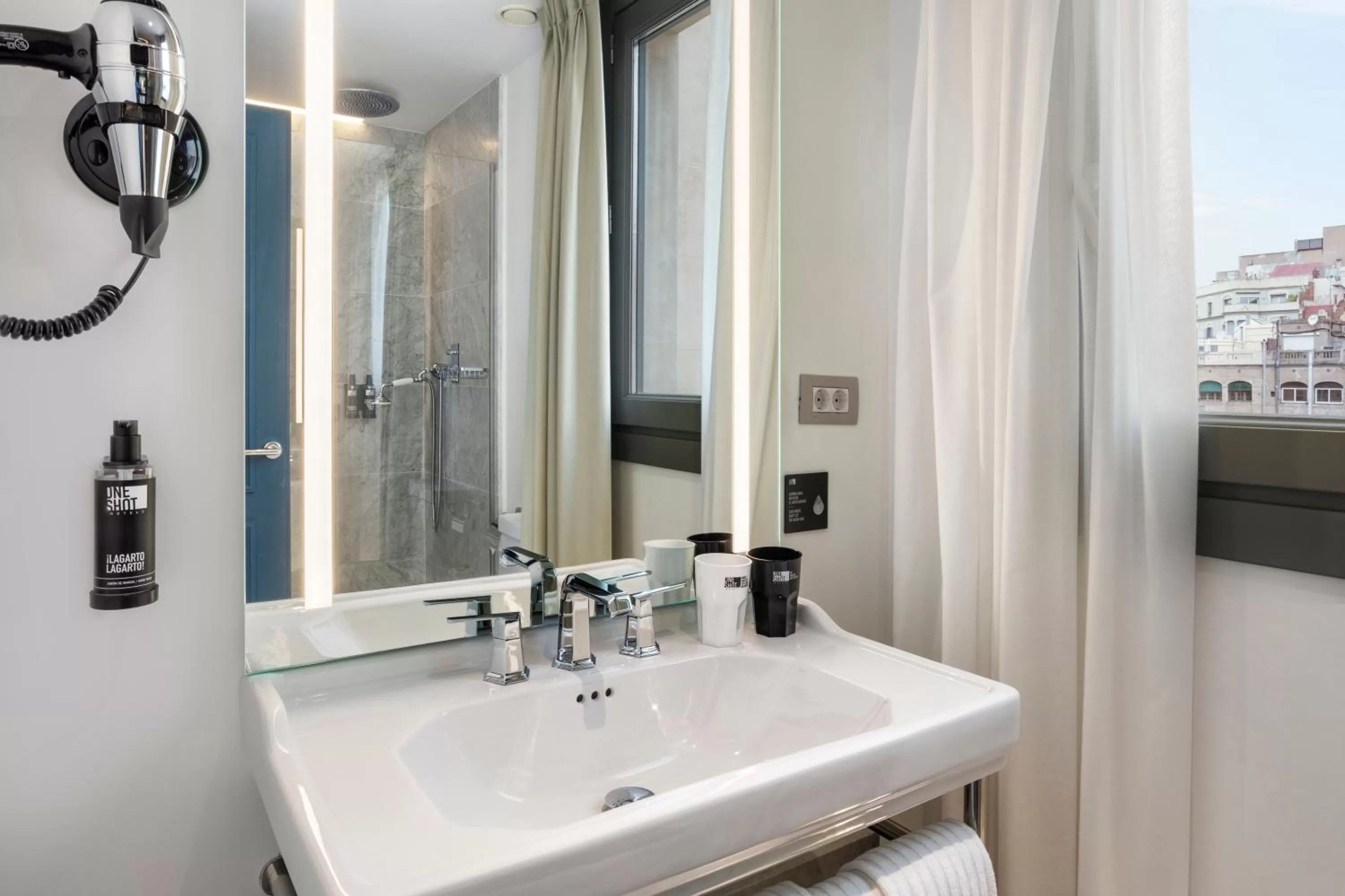 Bathroom in One Shot Aragó