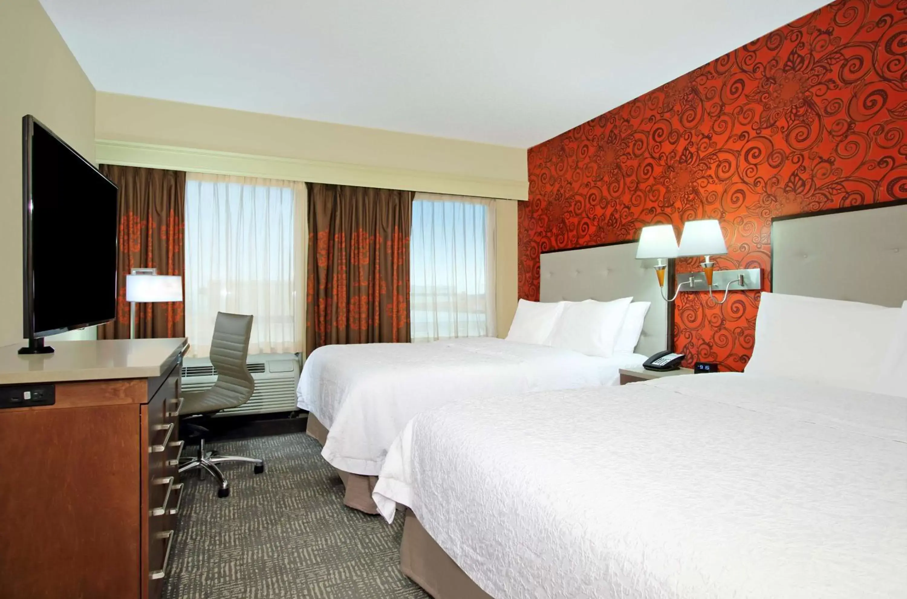 Bed in Hampton Inn & Suites Columbus-Downtown, Ohio