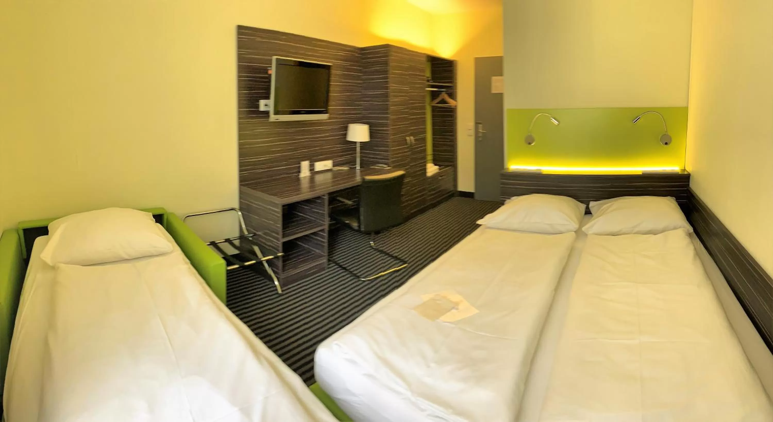 Photo of the whole room, Bed in Behringers City Hotel Nürnberg