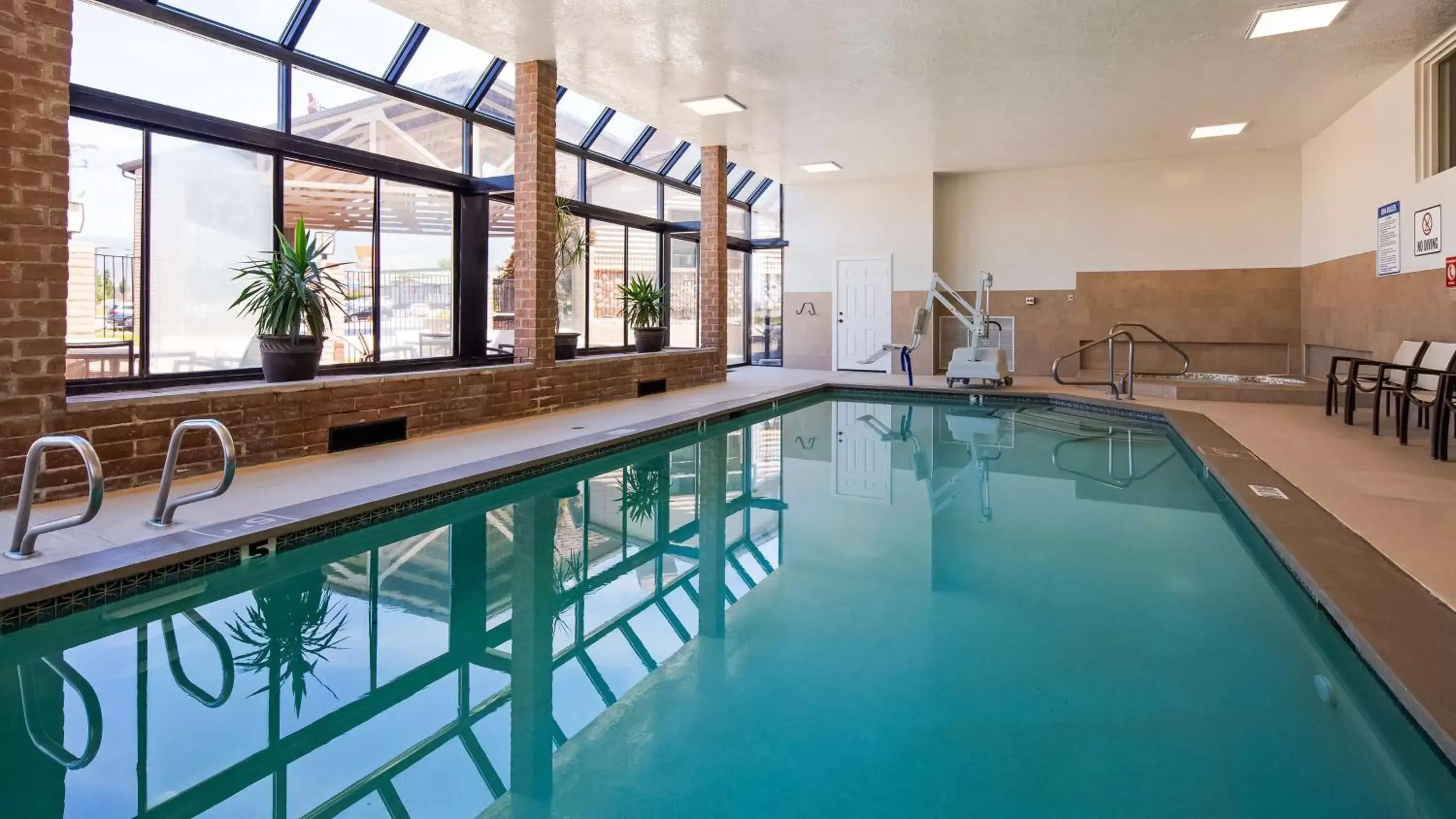 On site, Swimming Pool in Best Western PLUS Cotton Tree Inn
