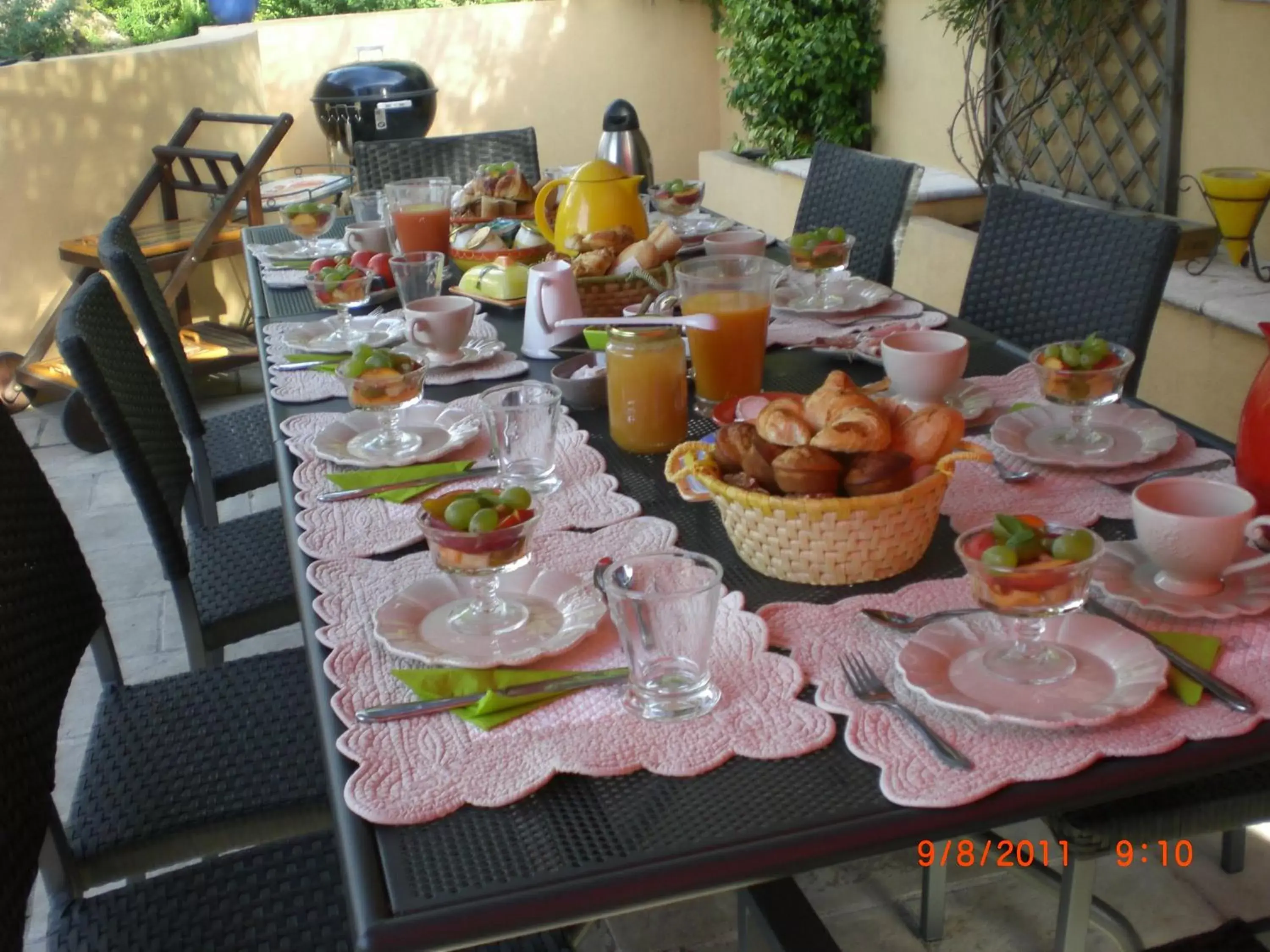 Continental breakfast in Mas Du Roc Bed & Breakfast