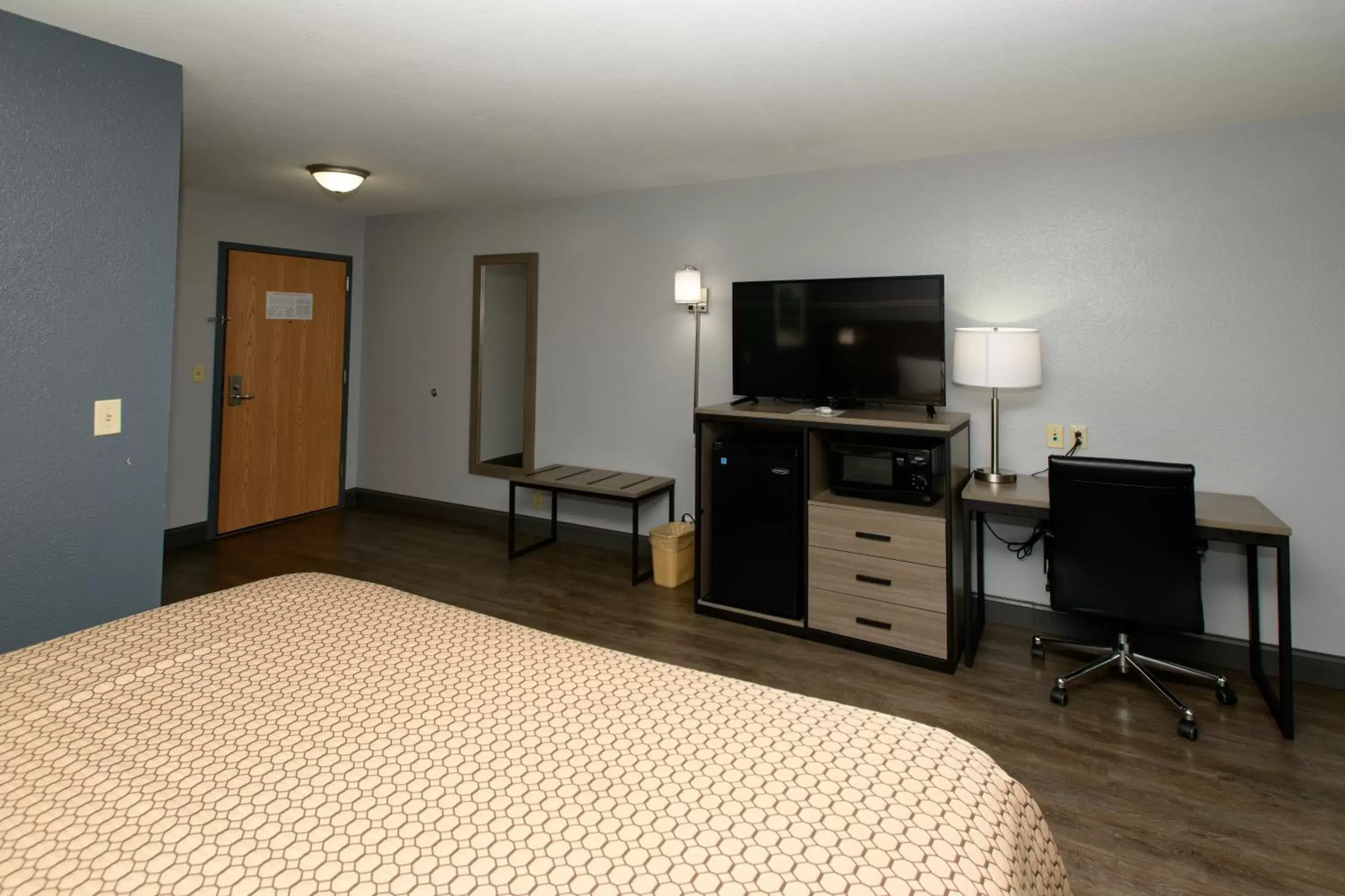 Bedroom, TV/Entertainment Center in HomeTown Inn-Ringgold