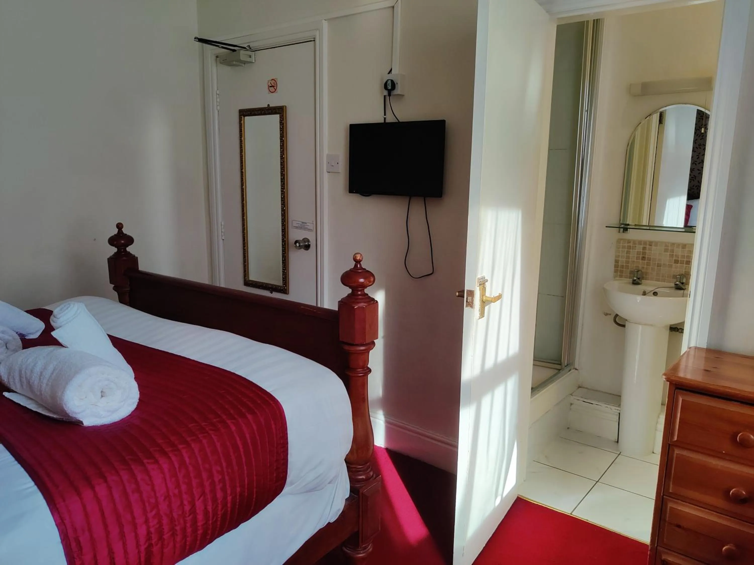 Bedroom, Bed in Wentworth House - Free Parking