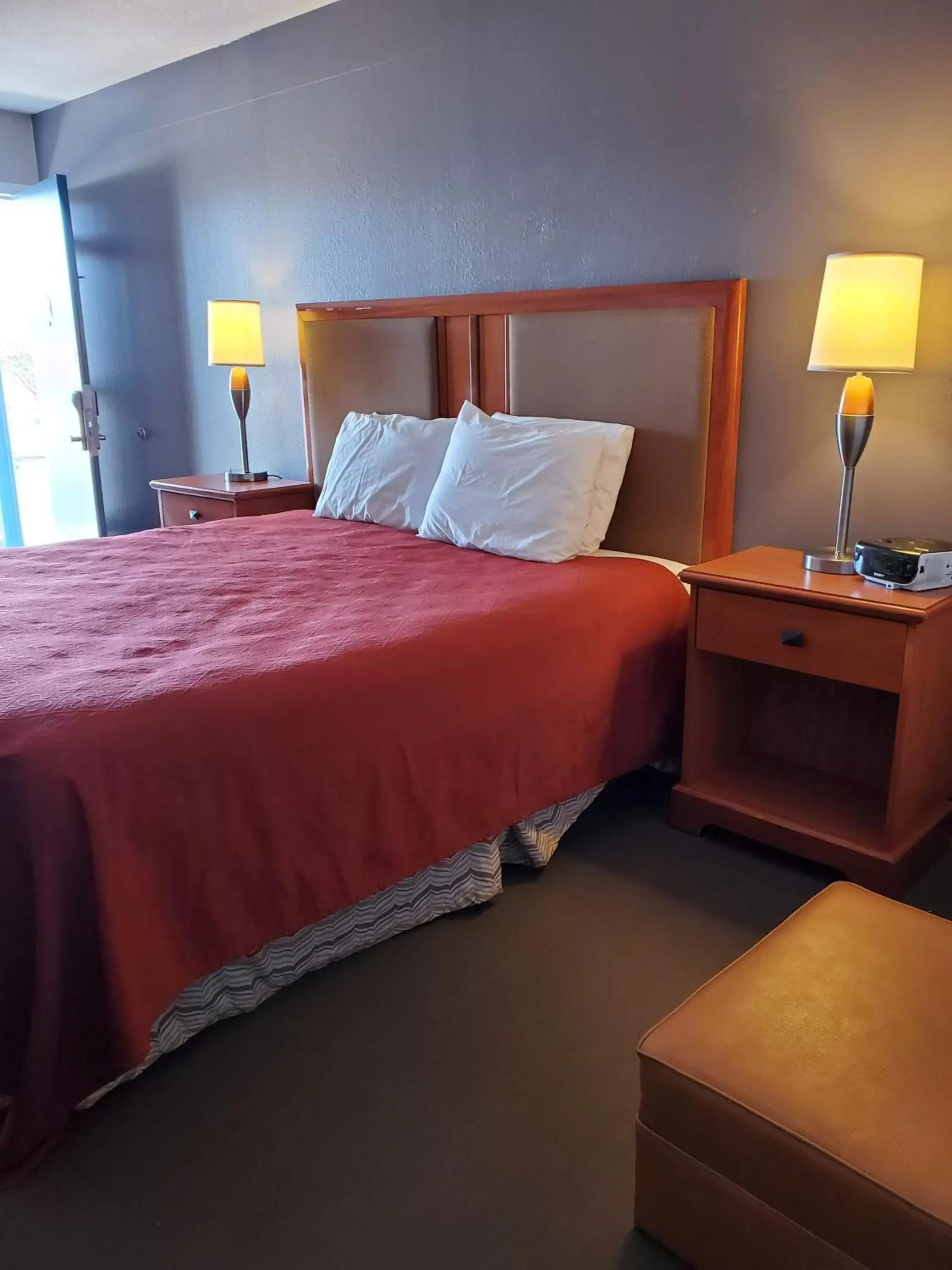 Bed in Americas Best Value Inn Wildersville