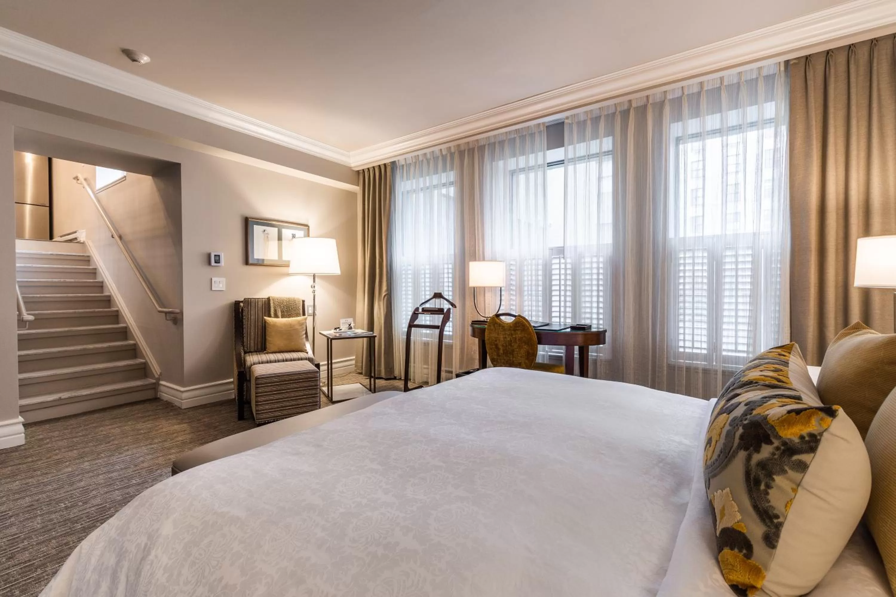 Photo of the whole room, Bed in Hôtel Birks Montréal